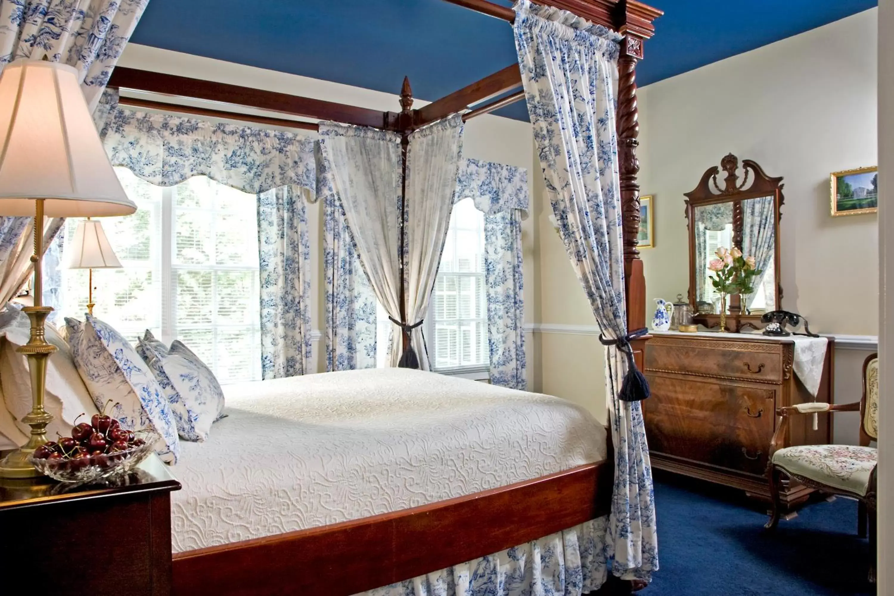 Bedroom, Bed in A Williamsburg White House Inn