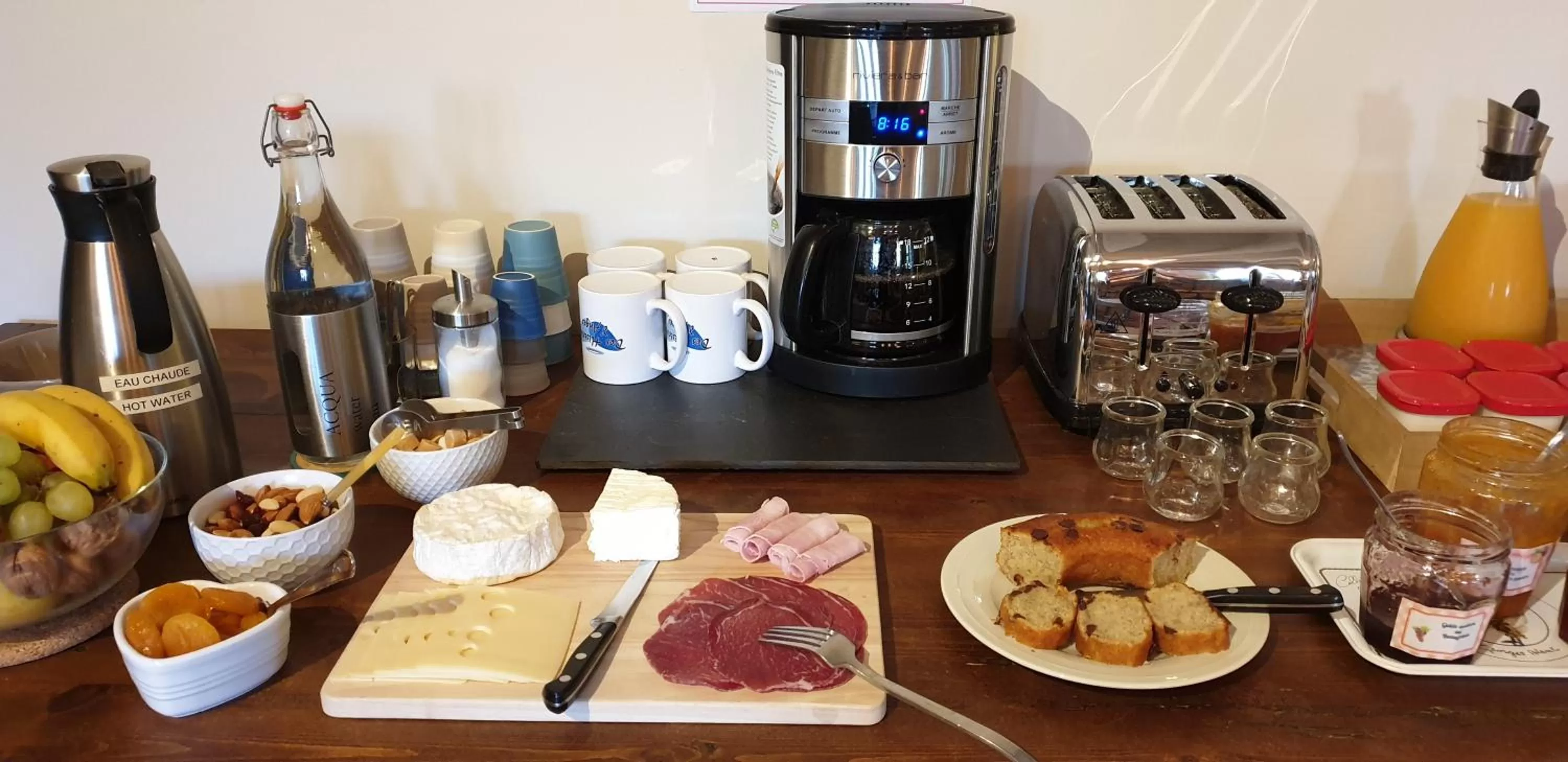 Buffet breakfast in B&B Des Histoires d'Anges - Côté Jardin - Accueil Vélo