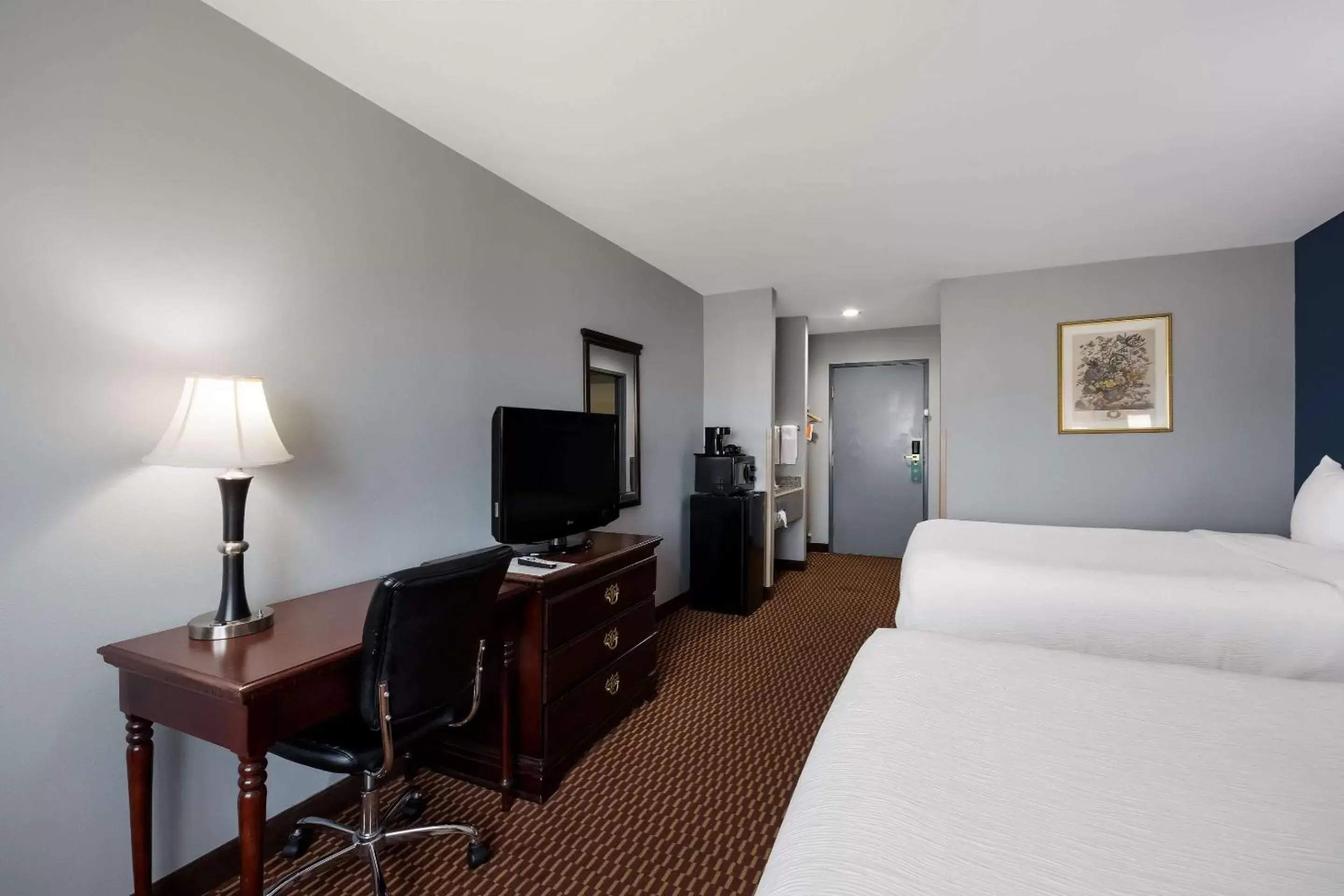 Bedroom, TV/Entertainment Center in Quality Inn & Suites Oklahoma City North