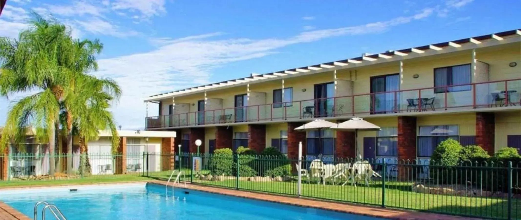 Swimming pool, Property Building in Redhill Tamworth Motor Inn and Conference Centre