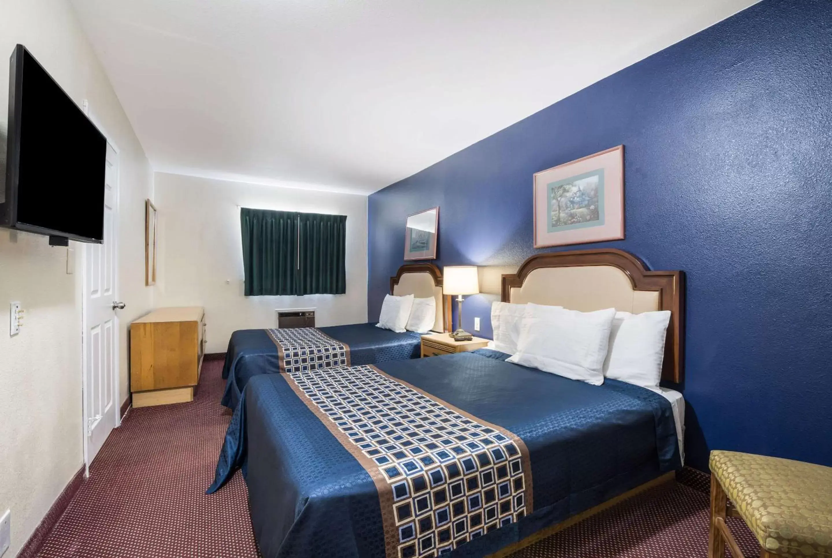 Photo of the whole room, Bed in Rodeway Inn & Suites