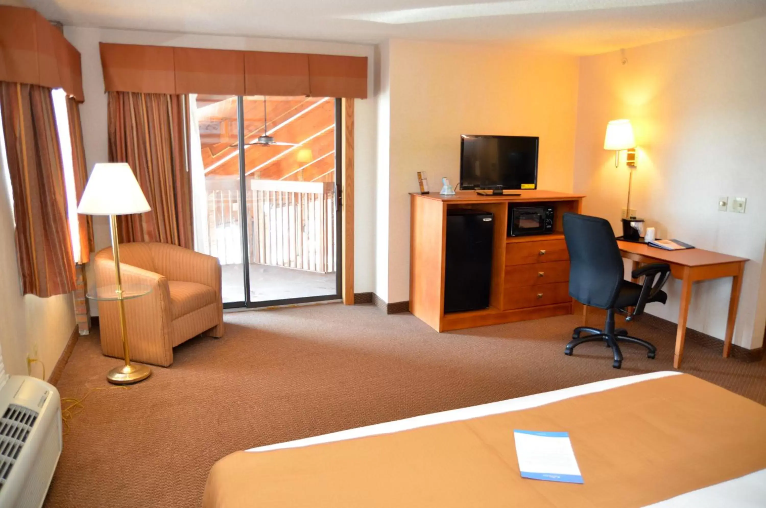 Business facilities, TV/Entertainment Center in Baymont by Wyndham Port Huron