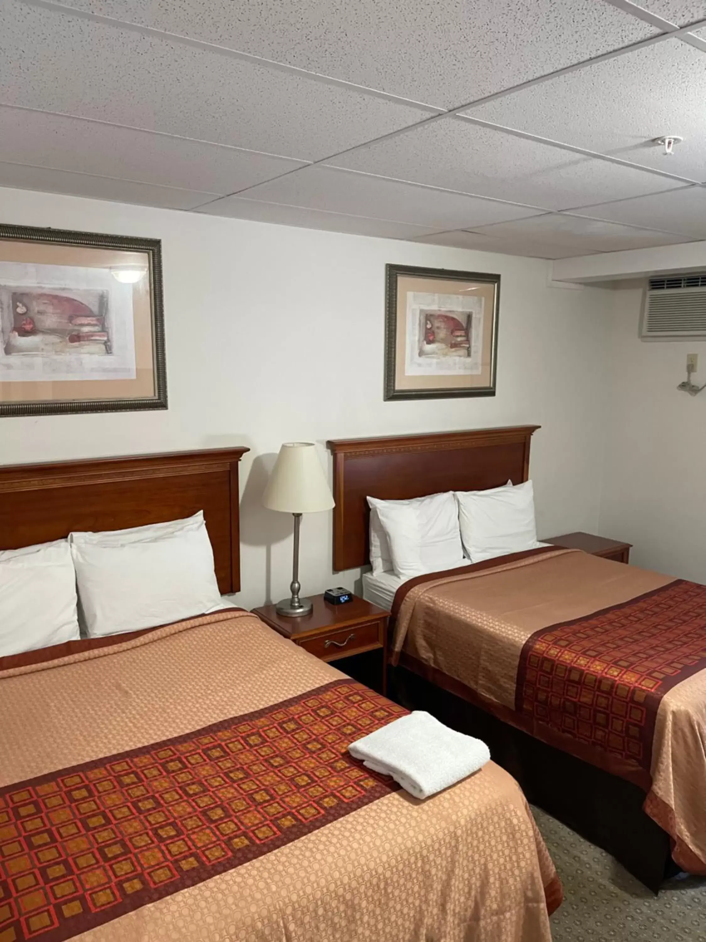 Bedroom, Bed in Colonial Motel Bedroom, Bed in Colonial Motel