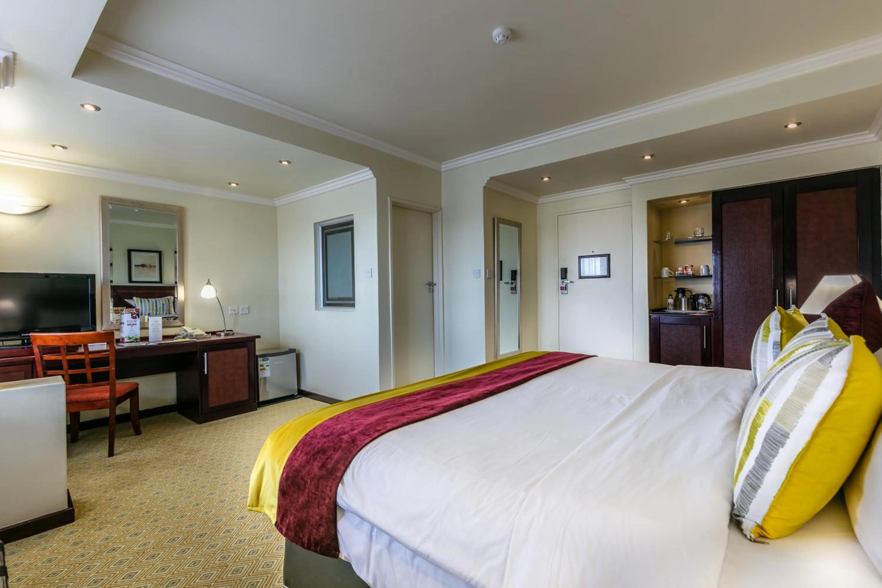 Photo of the whole room, Bed in Cresta President Hotel