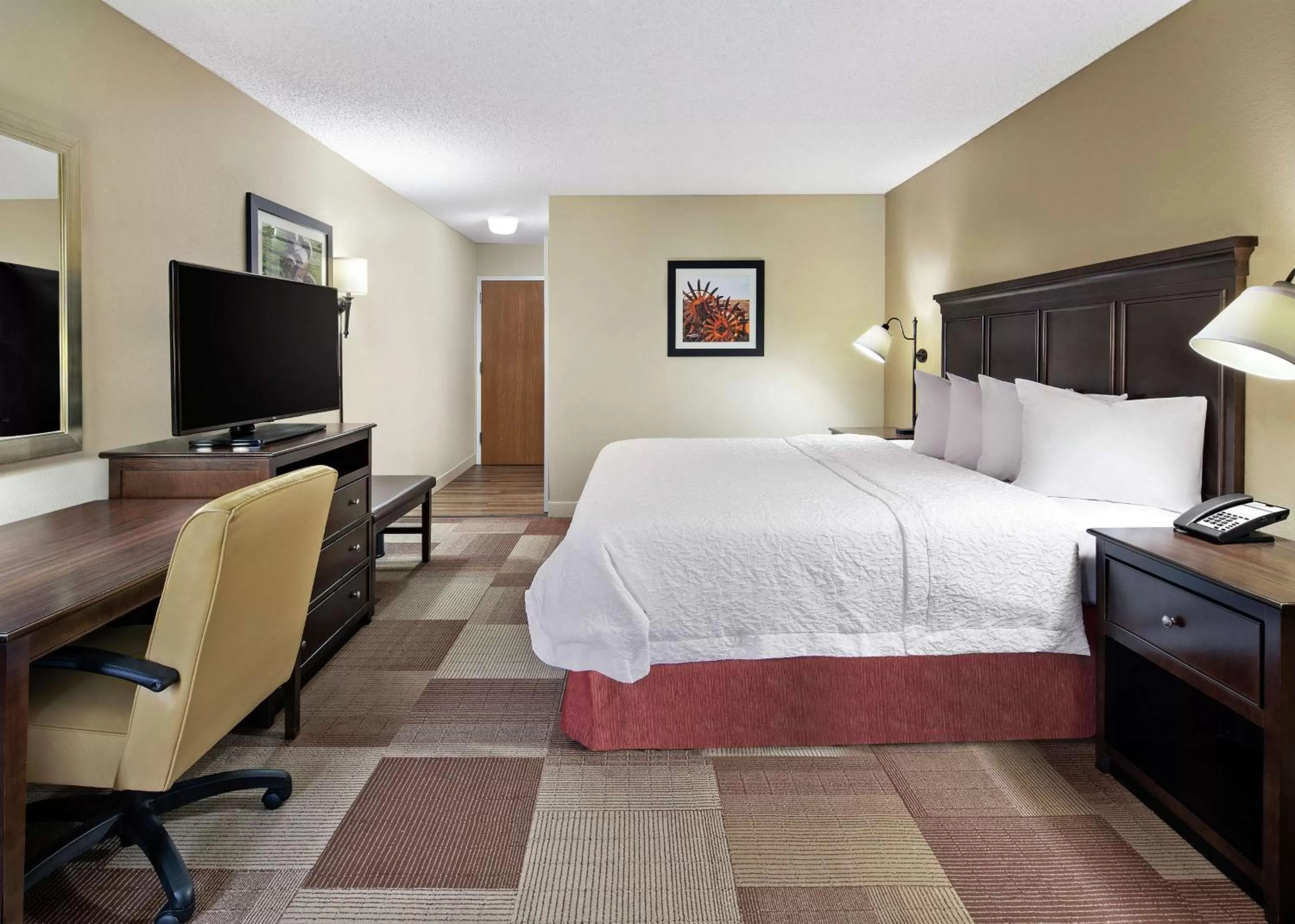 Bedroom, Bed in Hampton Inn Dallas Irving Las Colinas