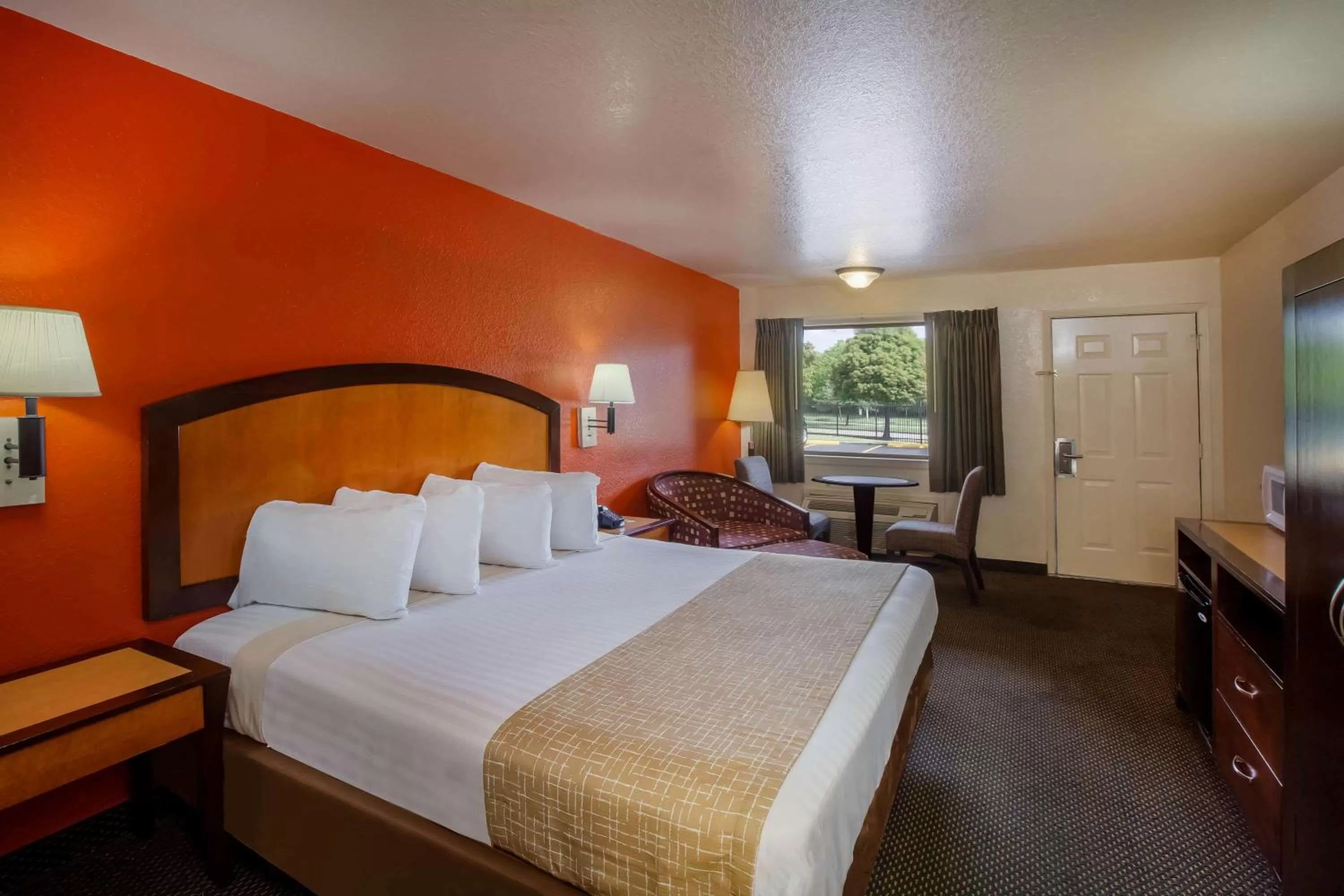 Photo of the whole room, Bed in Travelodge by Wyndham Houston Hobby Airport