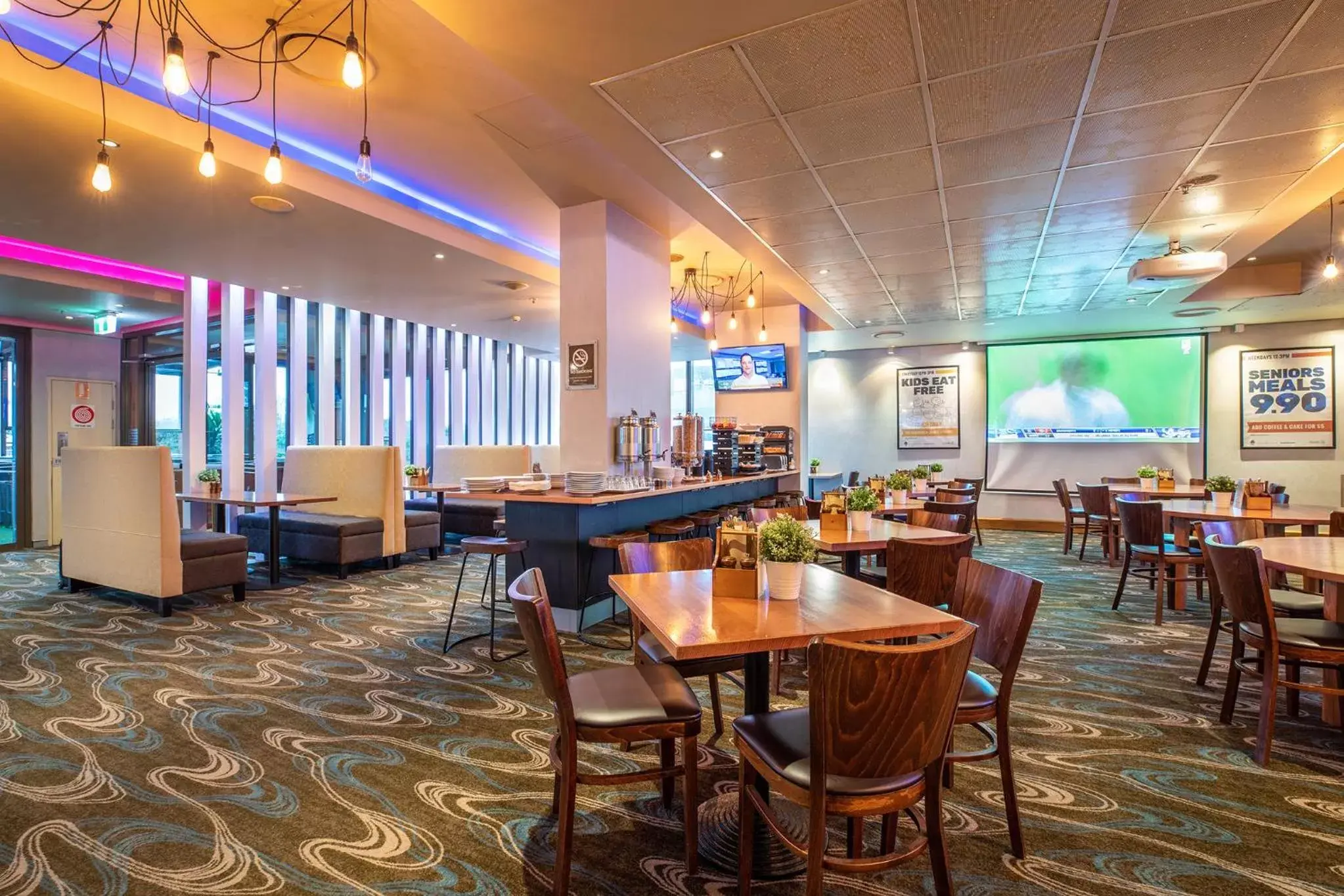 Restaurant/Places to Eat in Narrabeen Sands Hotel by Nightcap Plus