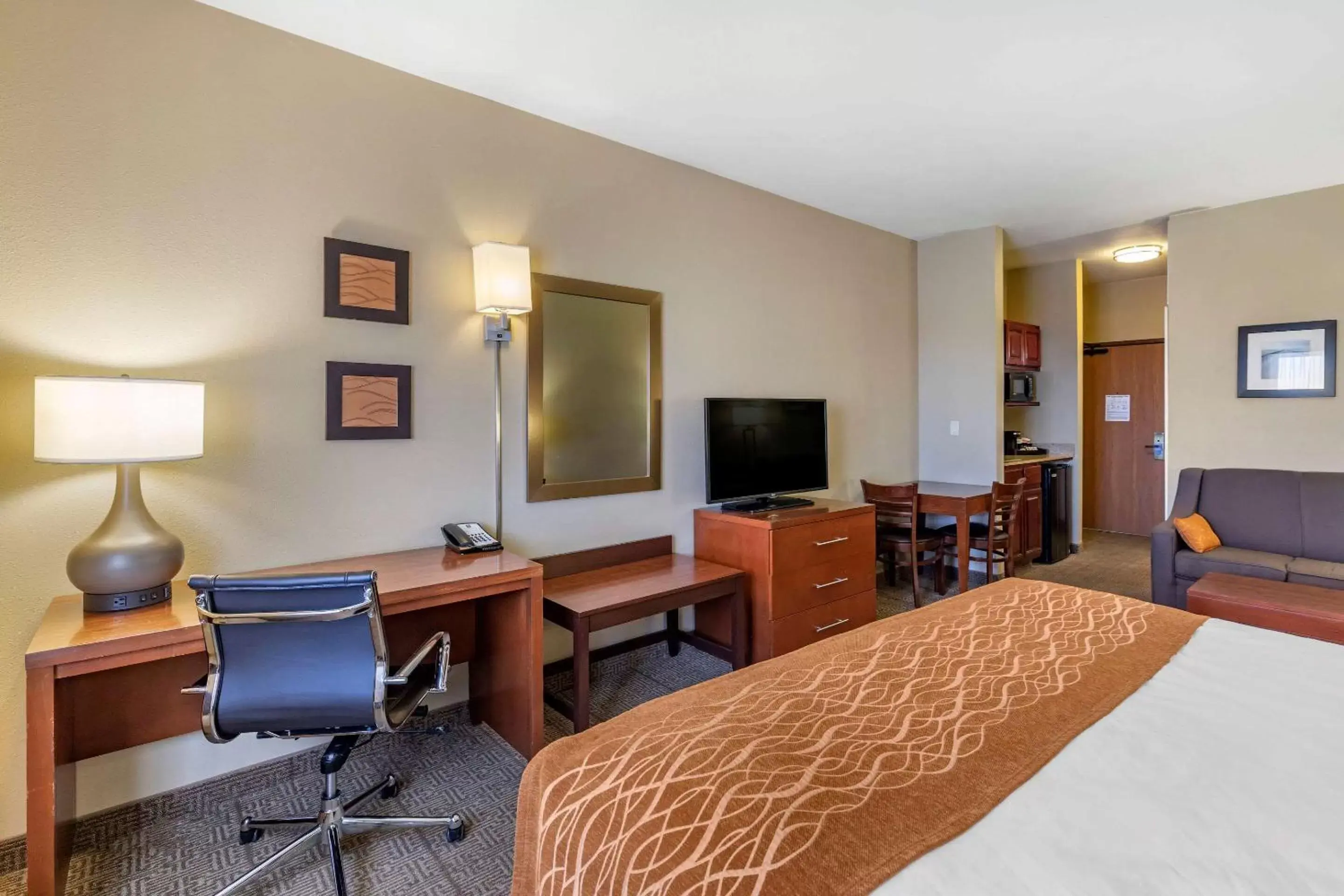 Photo of the whole room, TV/Entertainment Center in Comfort Inn Evansville-Casper