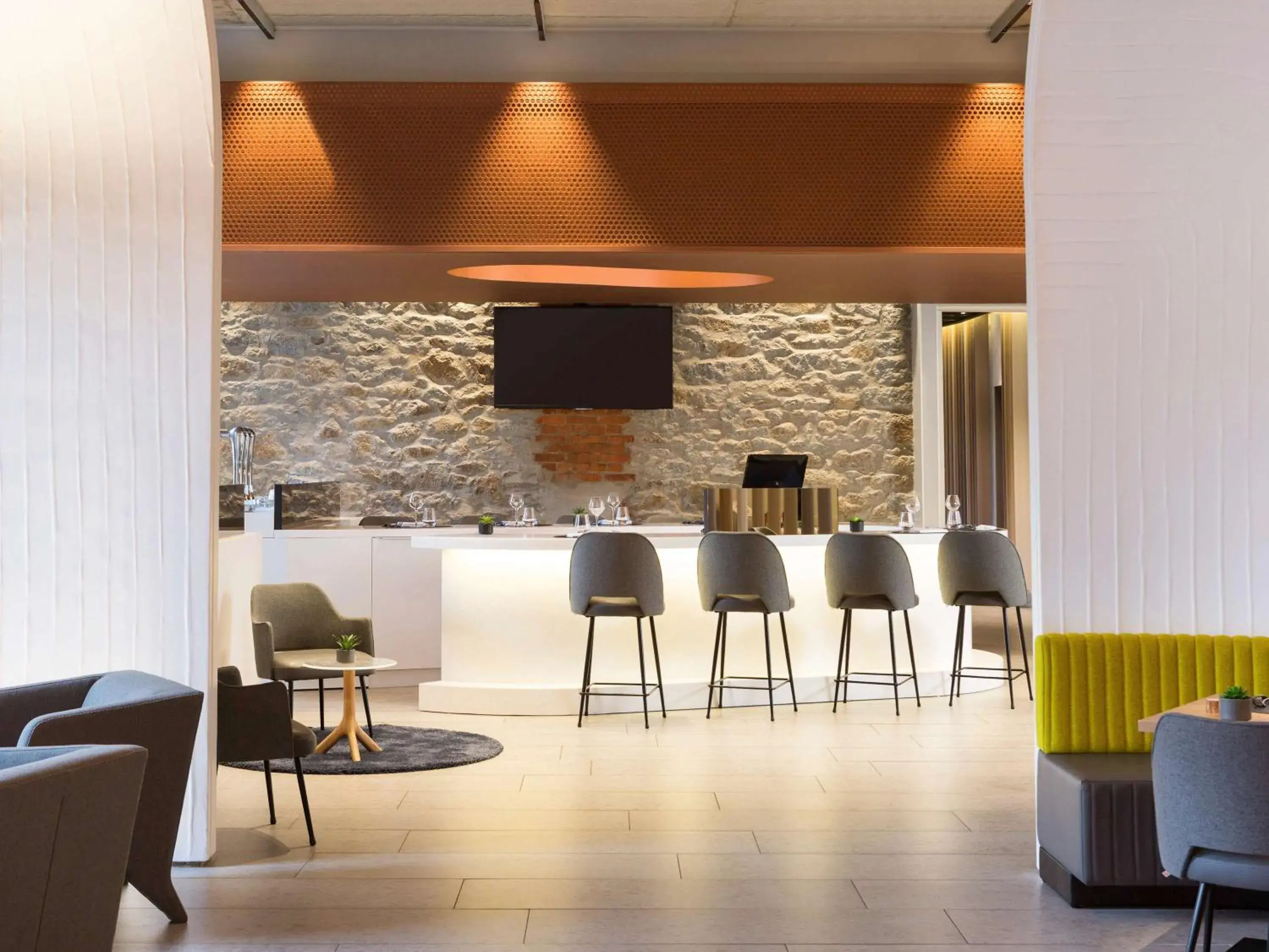 Lounge or bar, TV/Entertainment Center in Novotel Saint Brieuc Centre Gare