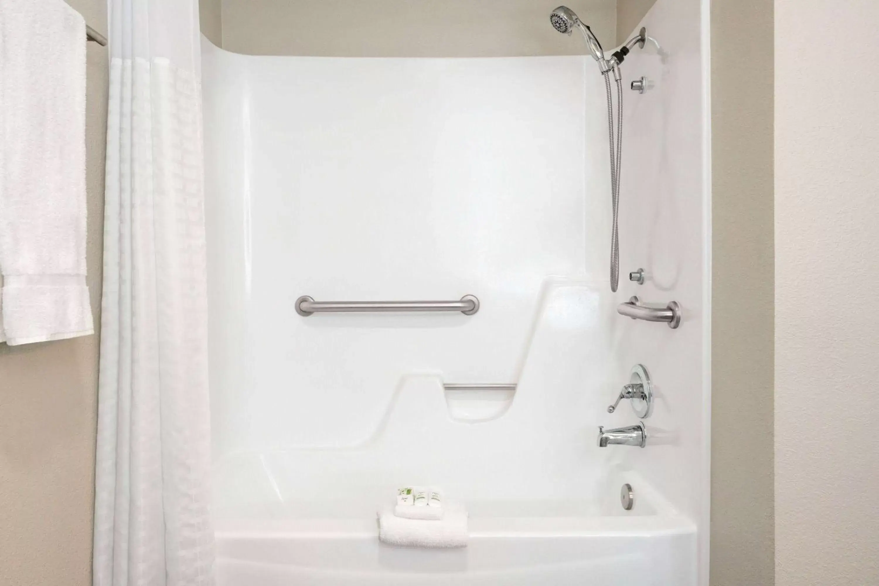 Shower, Bathroom in La Quinta by Wyndham Round Rock North