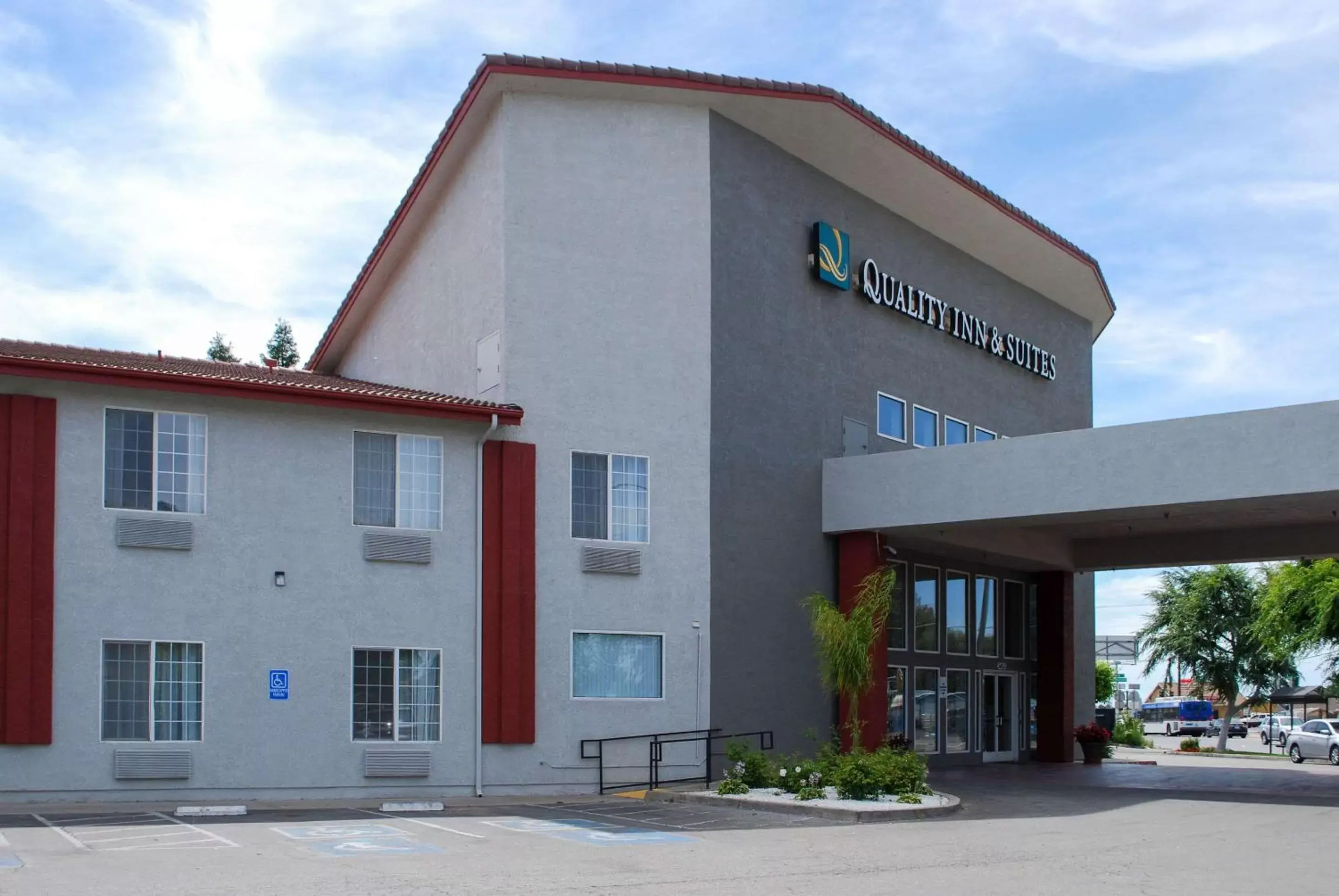 Property Building in Quality Inn & Suites Fresno Northwest
