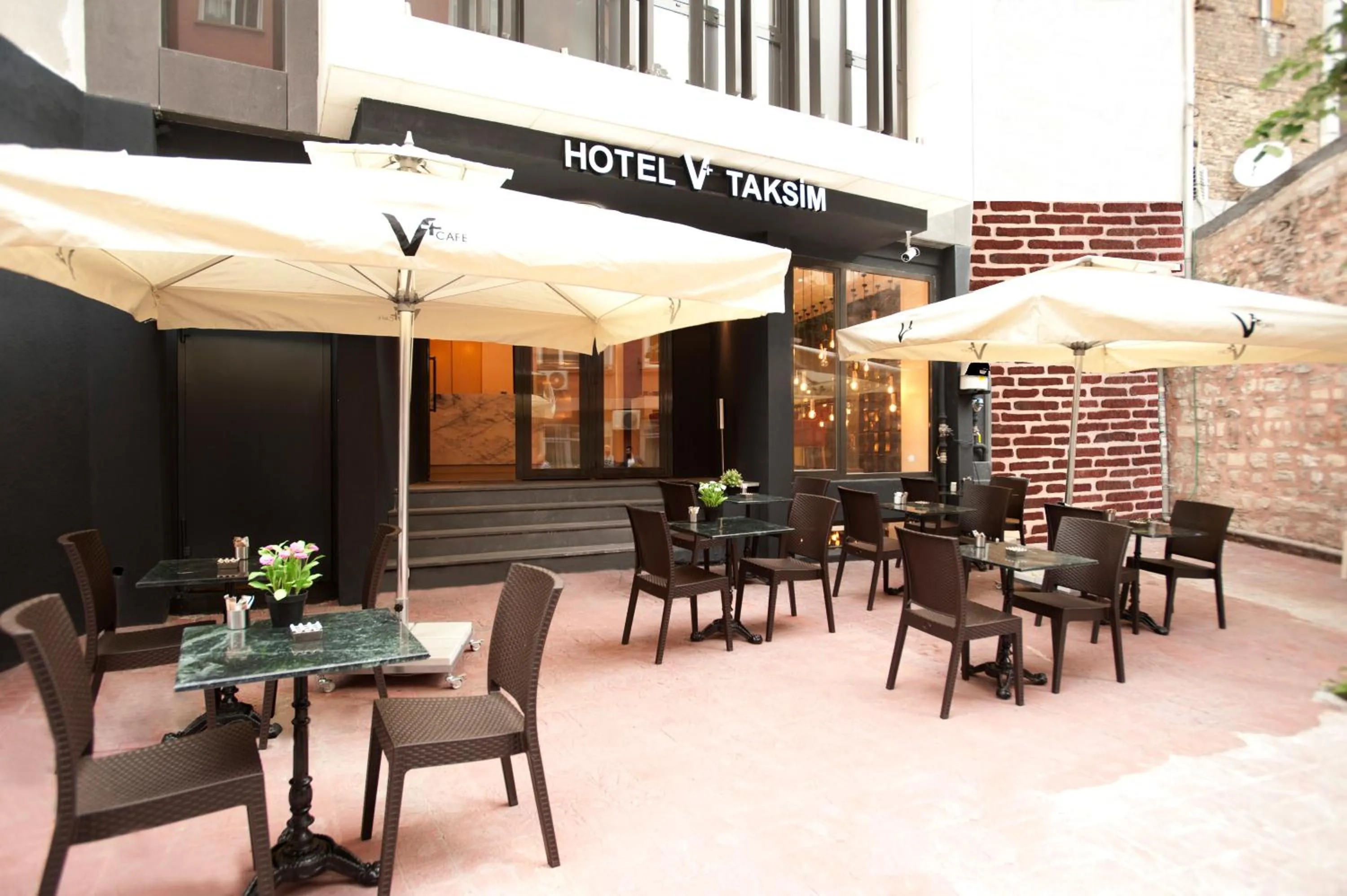 Restaurant/places to eat in Taksim Hotel V Plus