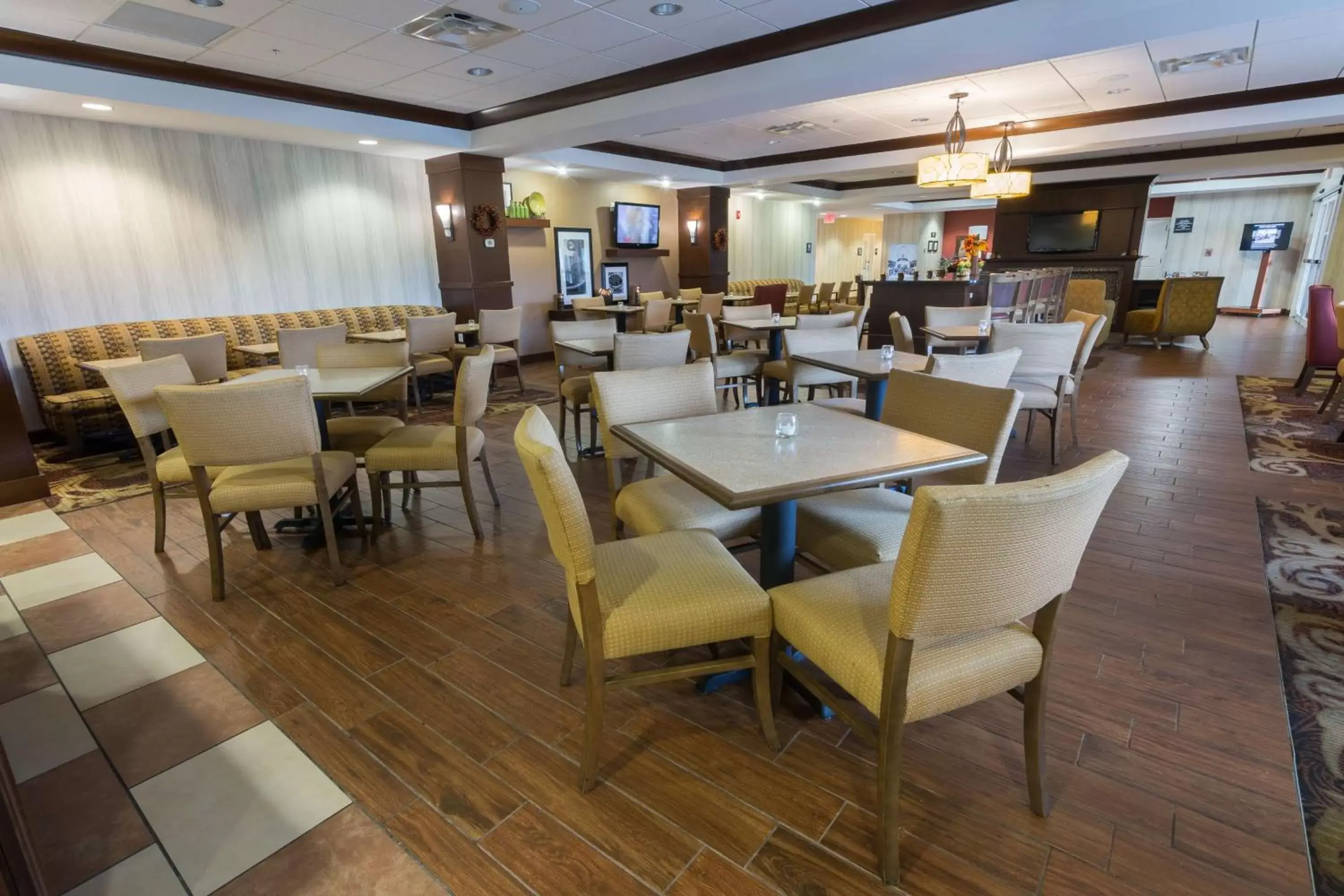 Lobby or reception, Restaurant/Places to Eat in Hampton Inn Bangor