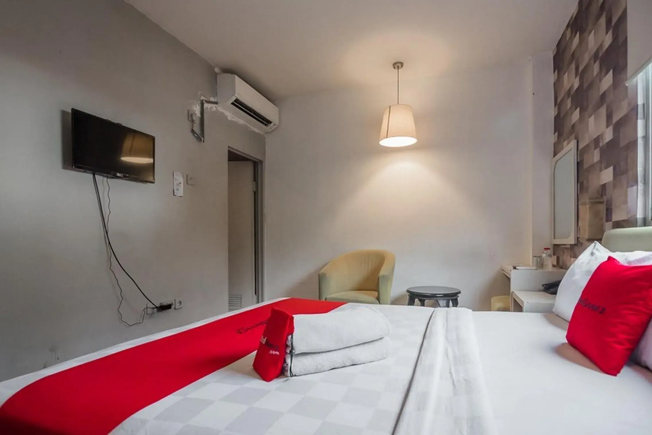 Bedroom, Bed in RedDoorz Plus near Mangga Besar Station 2