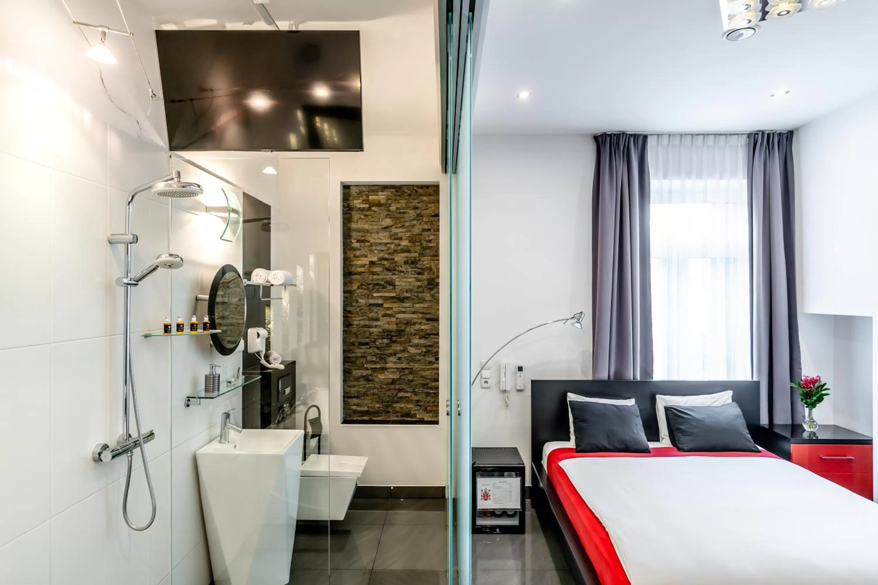 Bathroom, Bed in Komorowski Luxury Guest Rooms