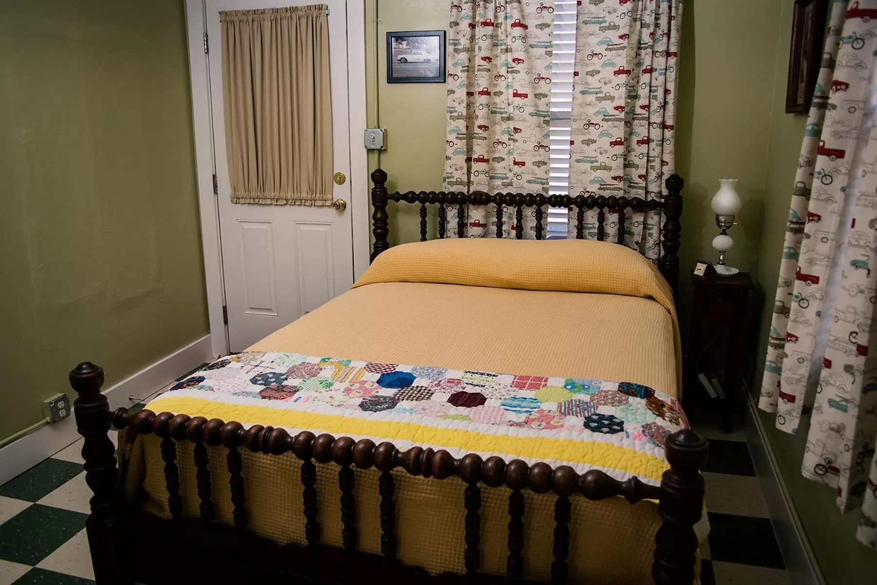 Bed in Rockwood Motor Court