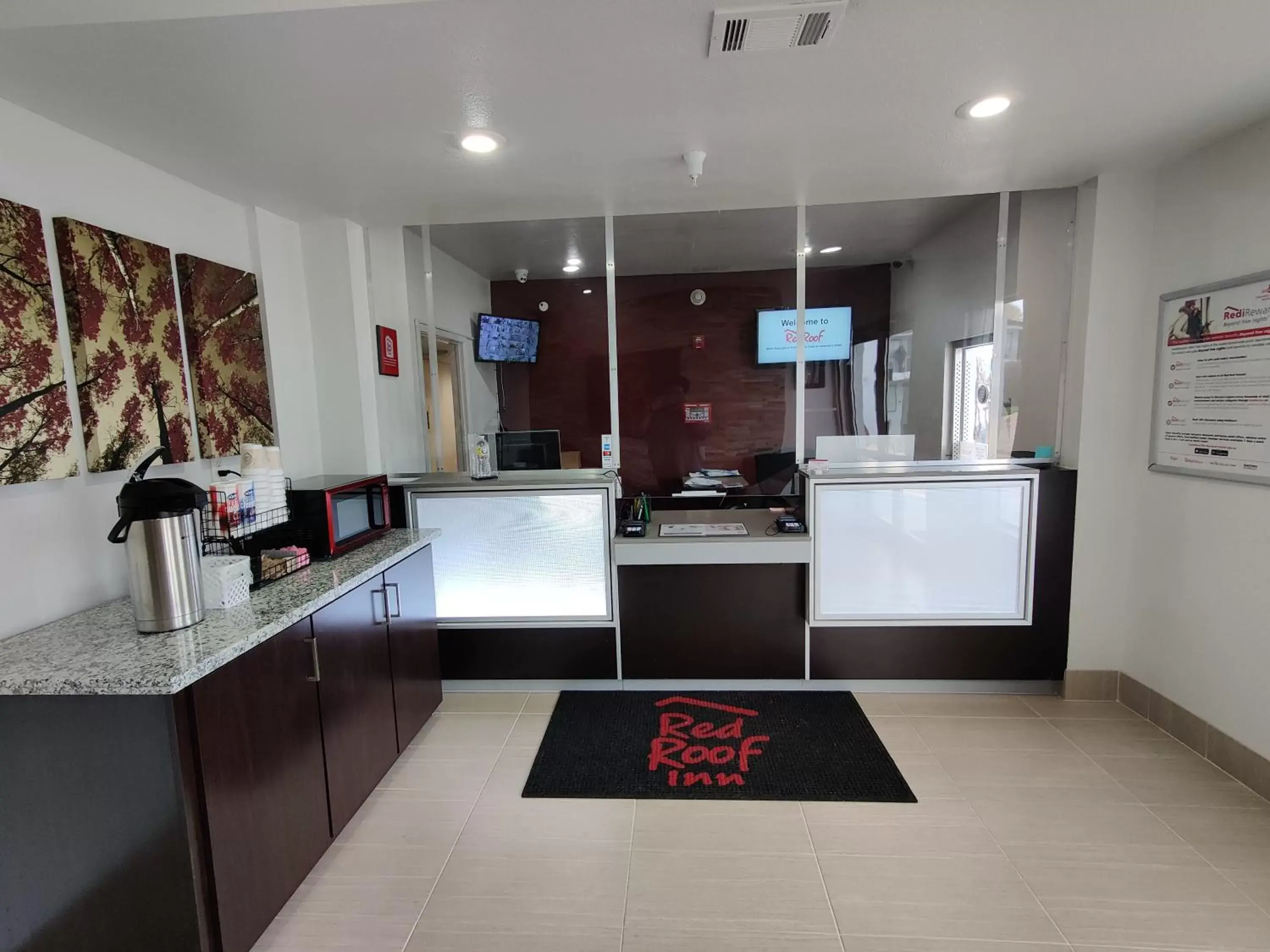 Lobby or reception, Kitchen/Kitchenette in Red Roof Inn Houston - Jersey Village