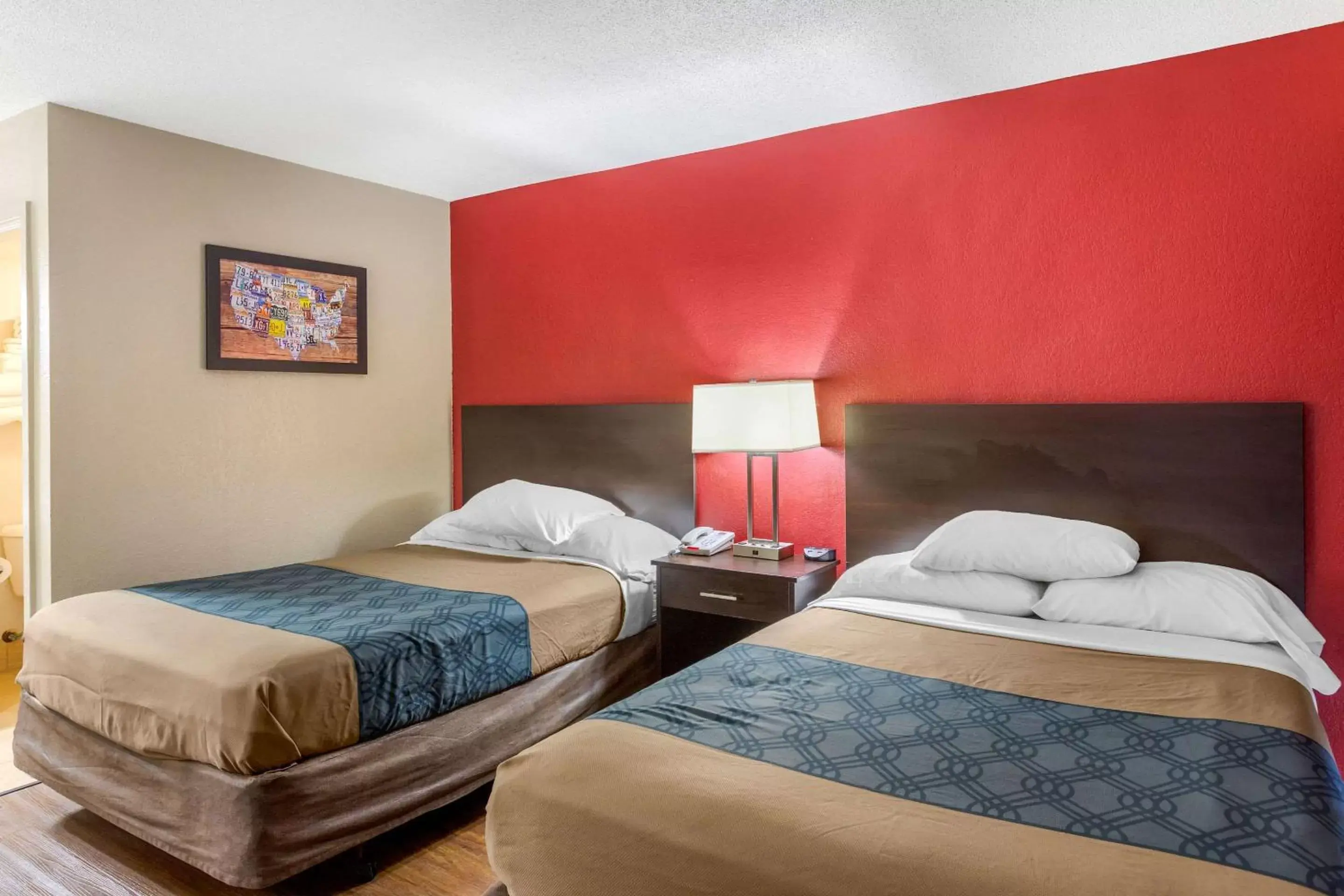 Photo of the whole room, Bed in Econo Lodge Shorewood/Joliet