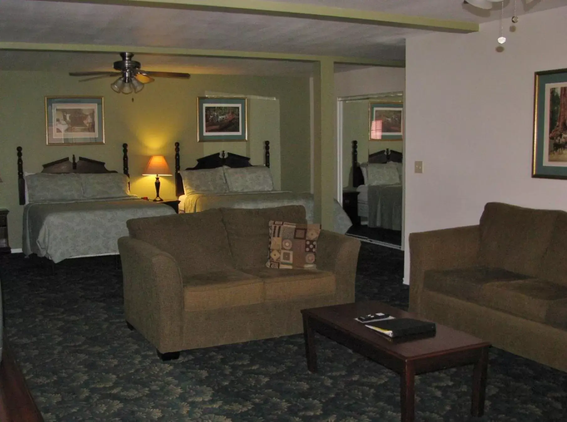 Photo of the whole room, Seating Area in 5th Street Inn