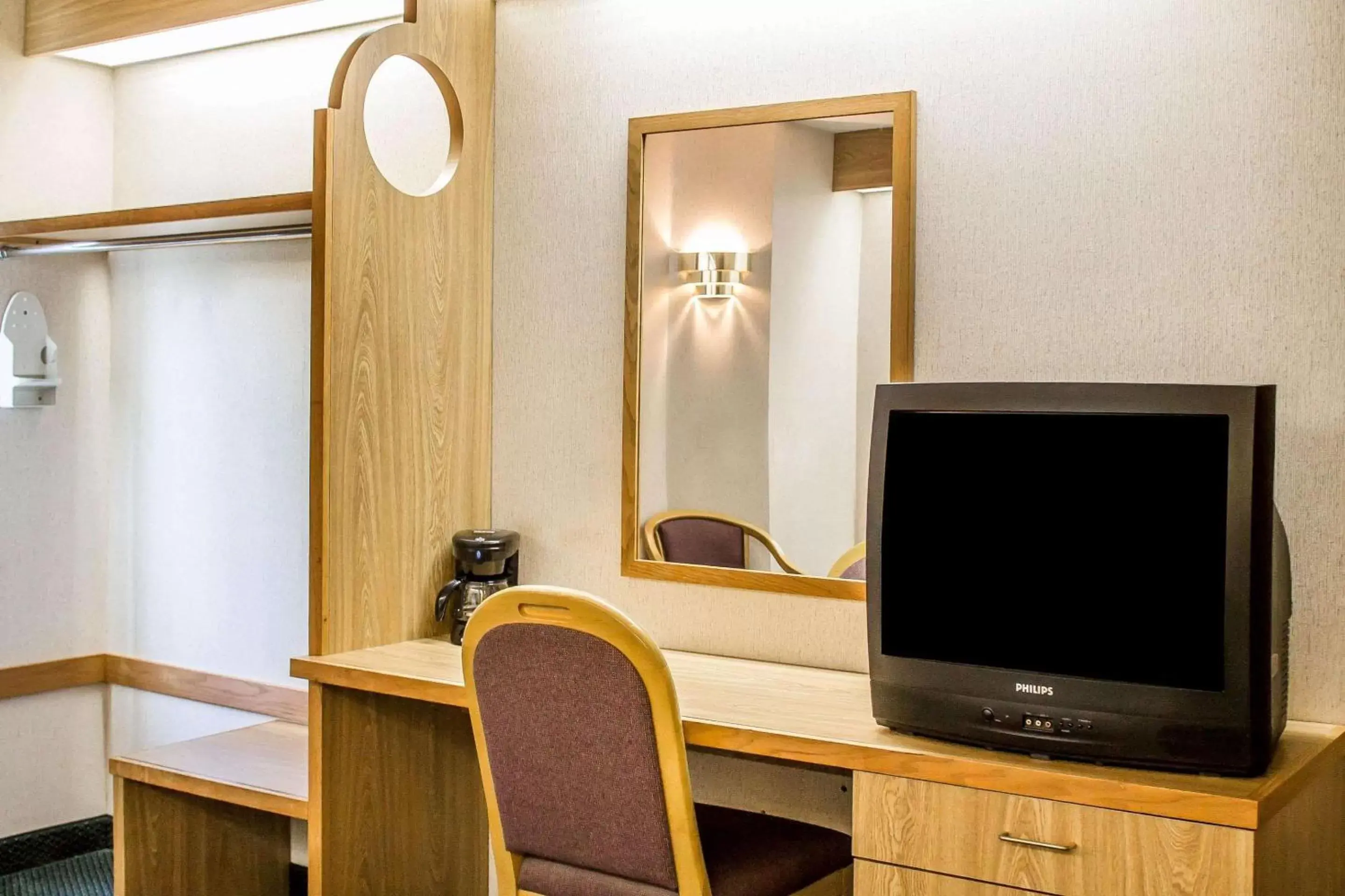 Photo of the whole room, TV/Entertainment Center in Rodeway Inn Abbotsford