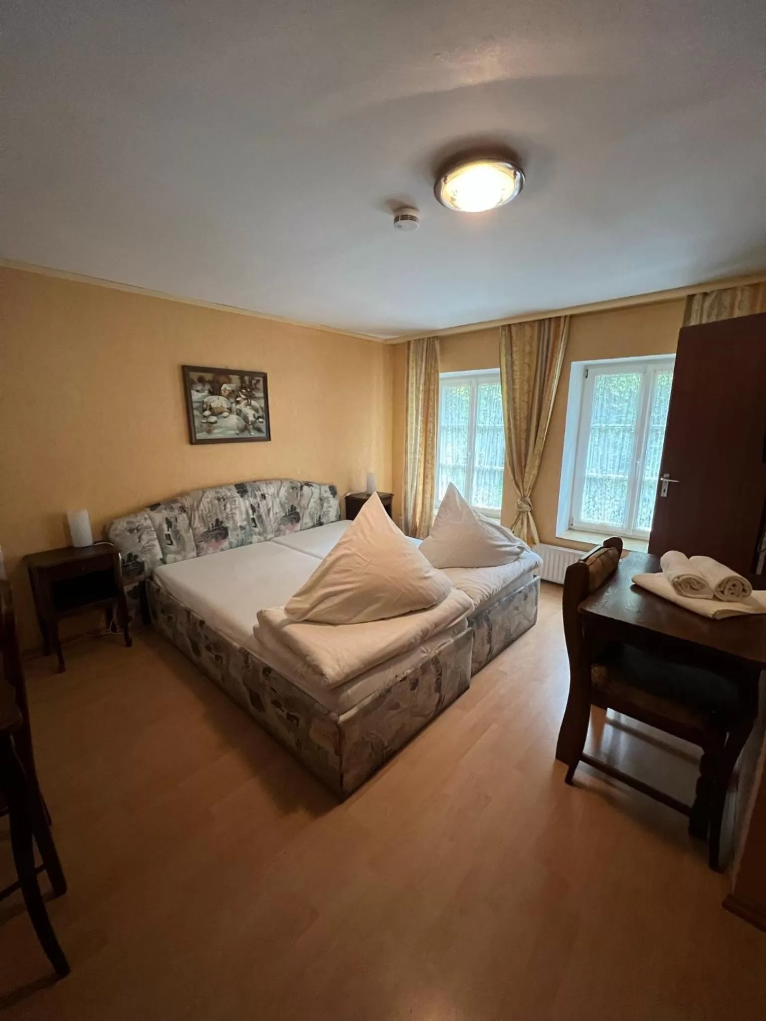 Photo of the whole room, Bed in Hotel Restaurant El Greco bei der Taffingsmühle