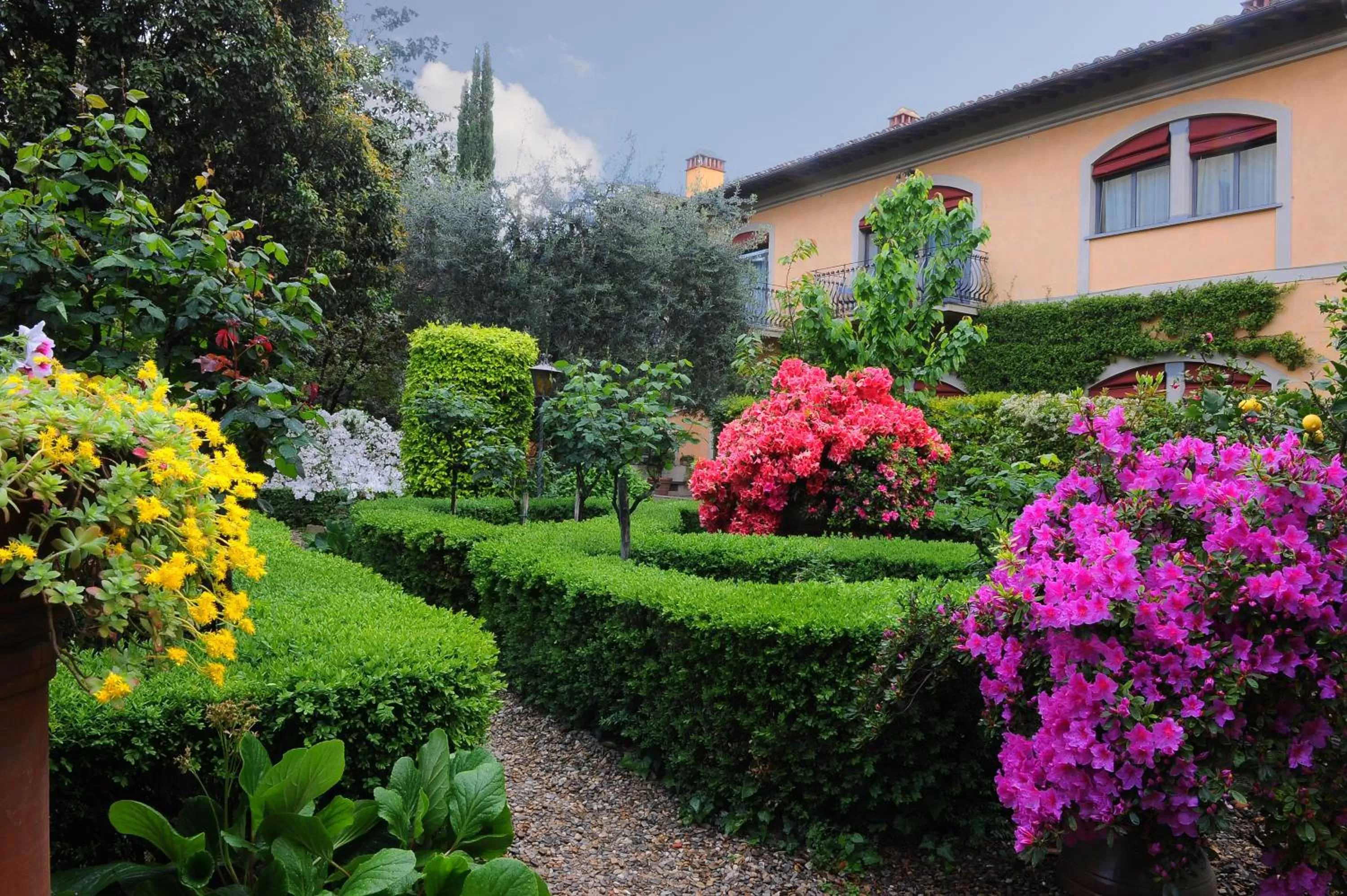 Garden, Property Building in Hotel Monna Lisa