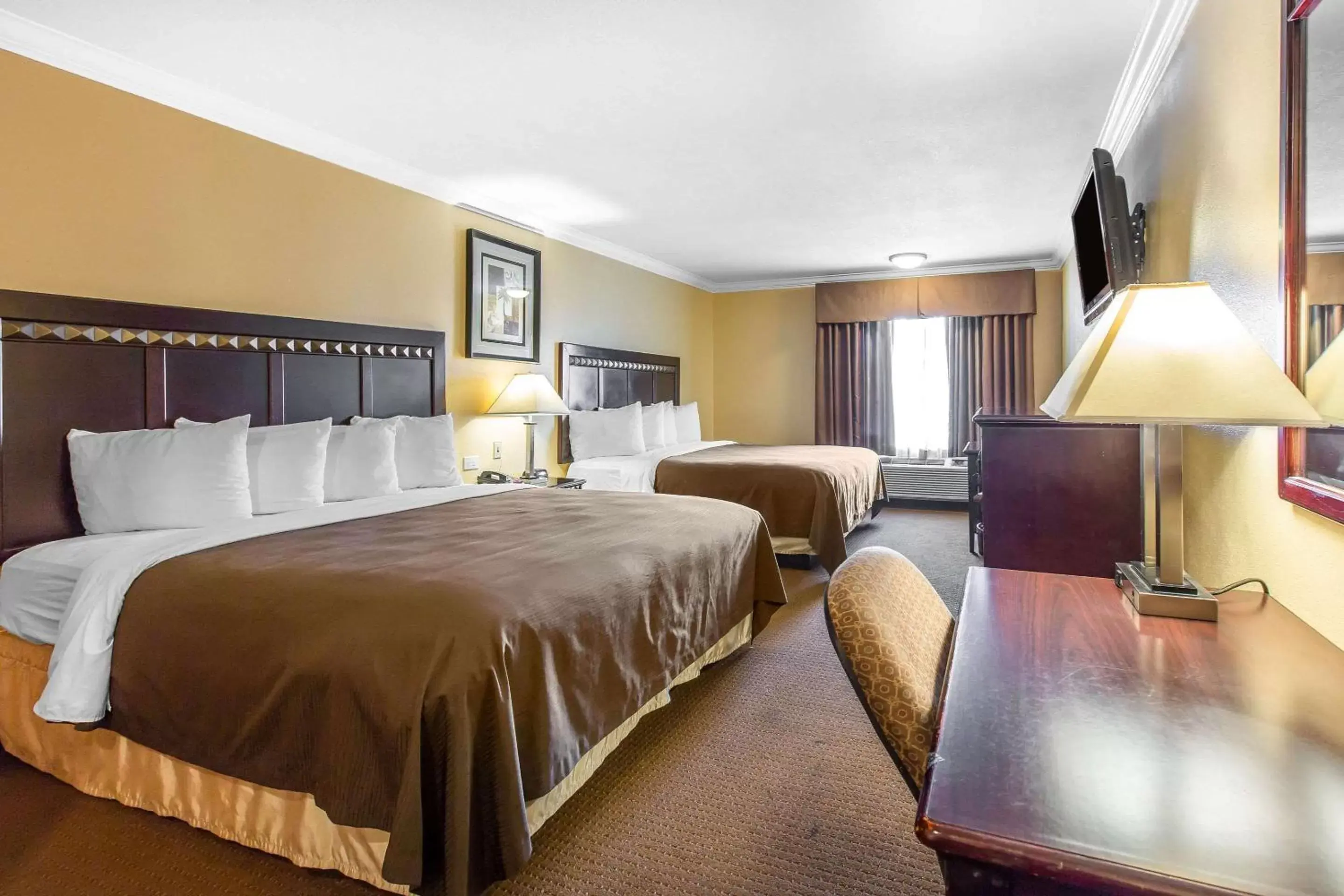 Photo of the whole room, Bed in Quality Inn & Suites Bell Gardens-Los Angeles