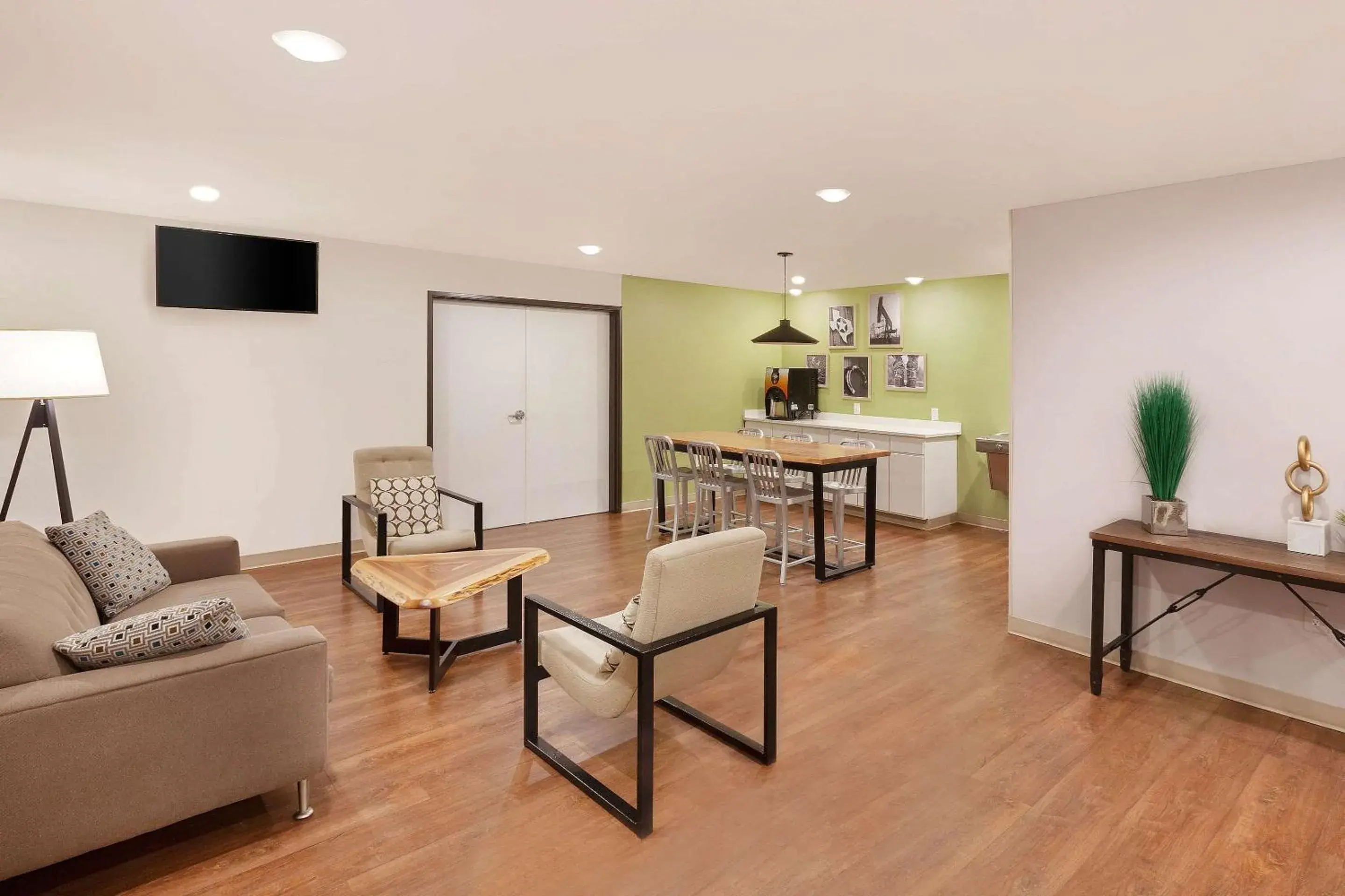 Lobby or reception, Seating Area in WoodSpring Suites Las Colinas