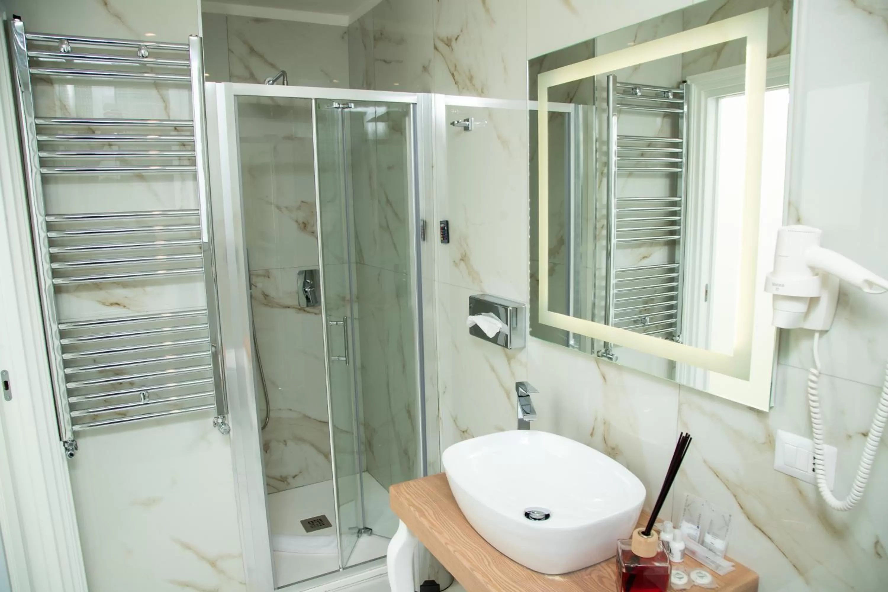 Shower, Bathroom in Gentile Suite
