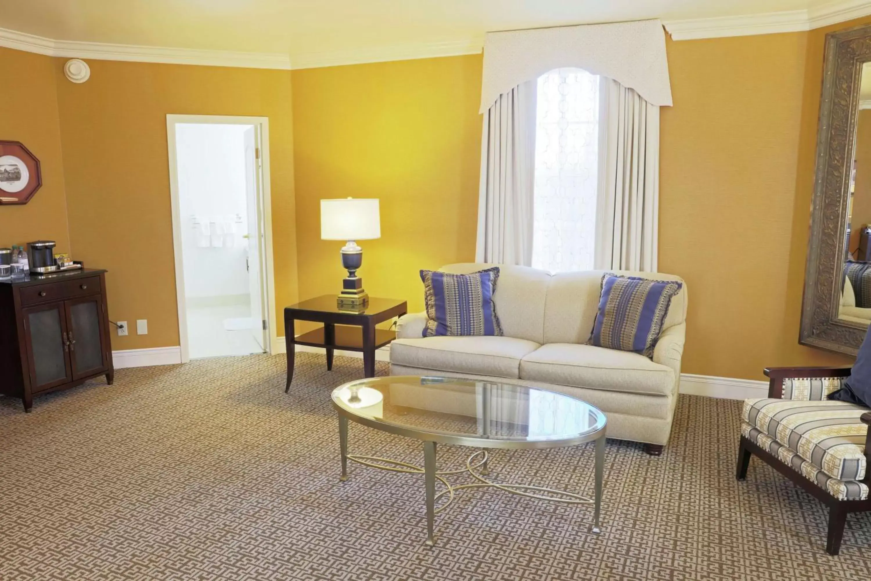 Living room, Seating Area in Hotel Roanoke & Conference Center, Curio Collection by Hilton