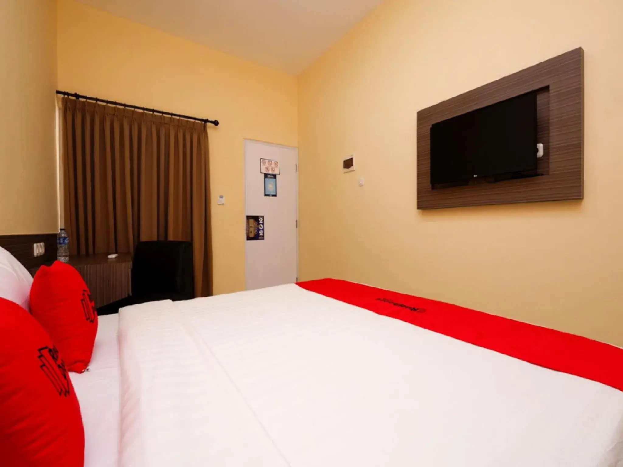 Bedroom, TV/Entertainment Center in RedDoorz Plus near Paragon Mall Semarang