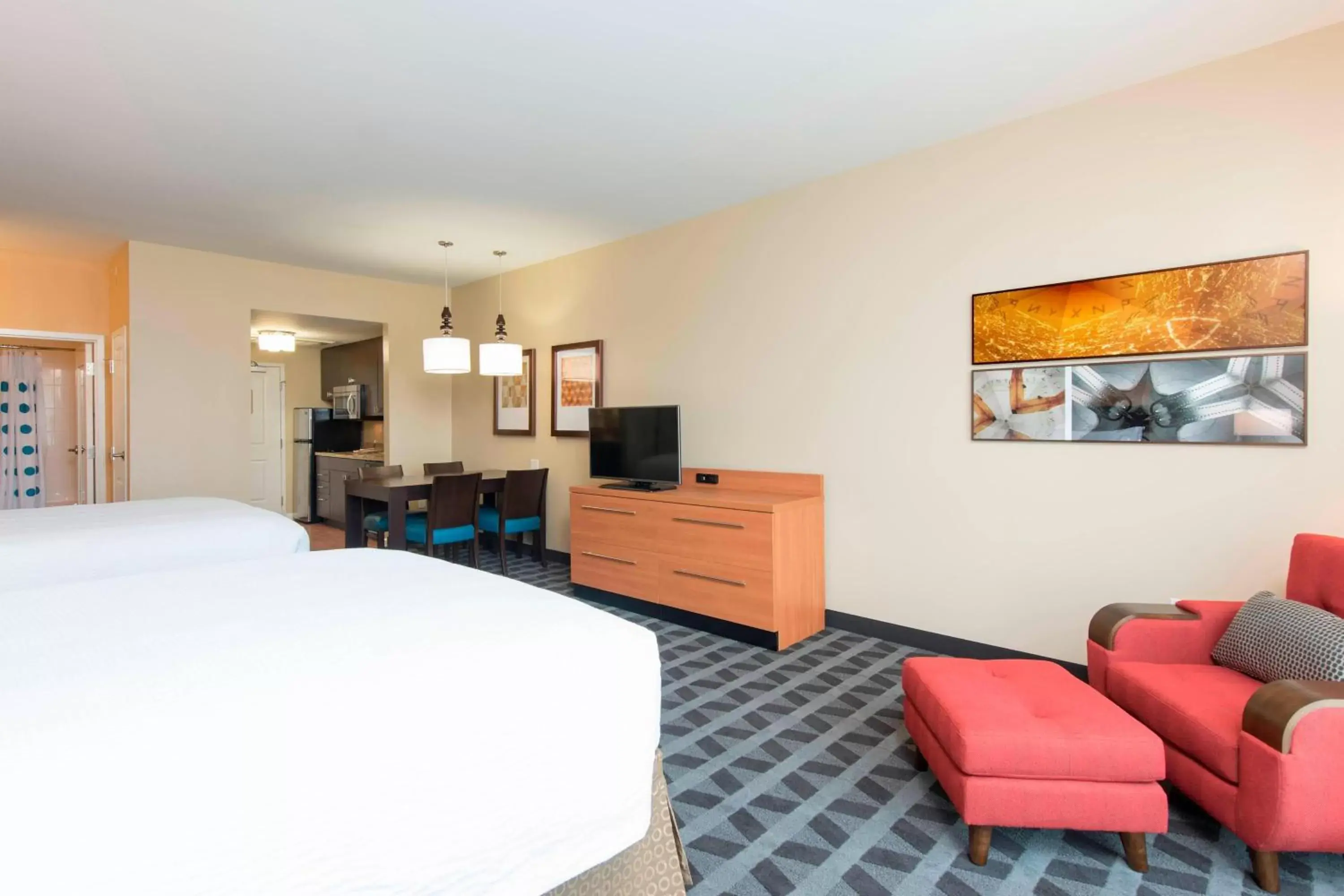 Bedroom, TV/Entertainment Center in TownePlace Suites by Marriott Champaign