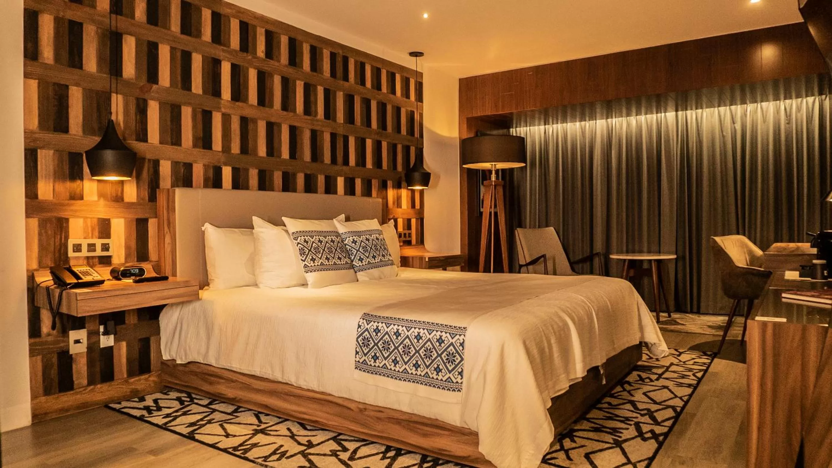 Shower, Bed in Hotel Indigo Guadalajara Expo by IHG