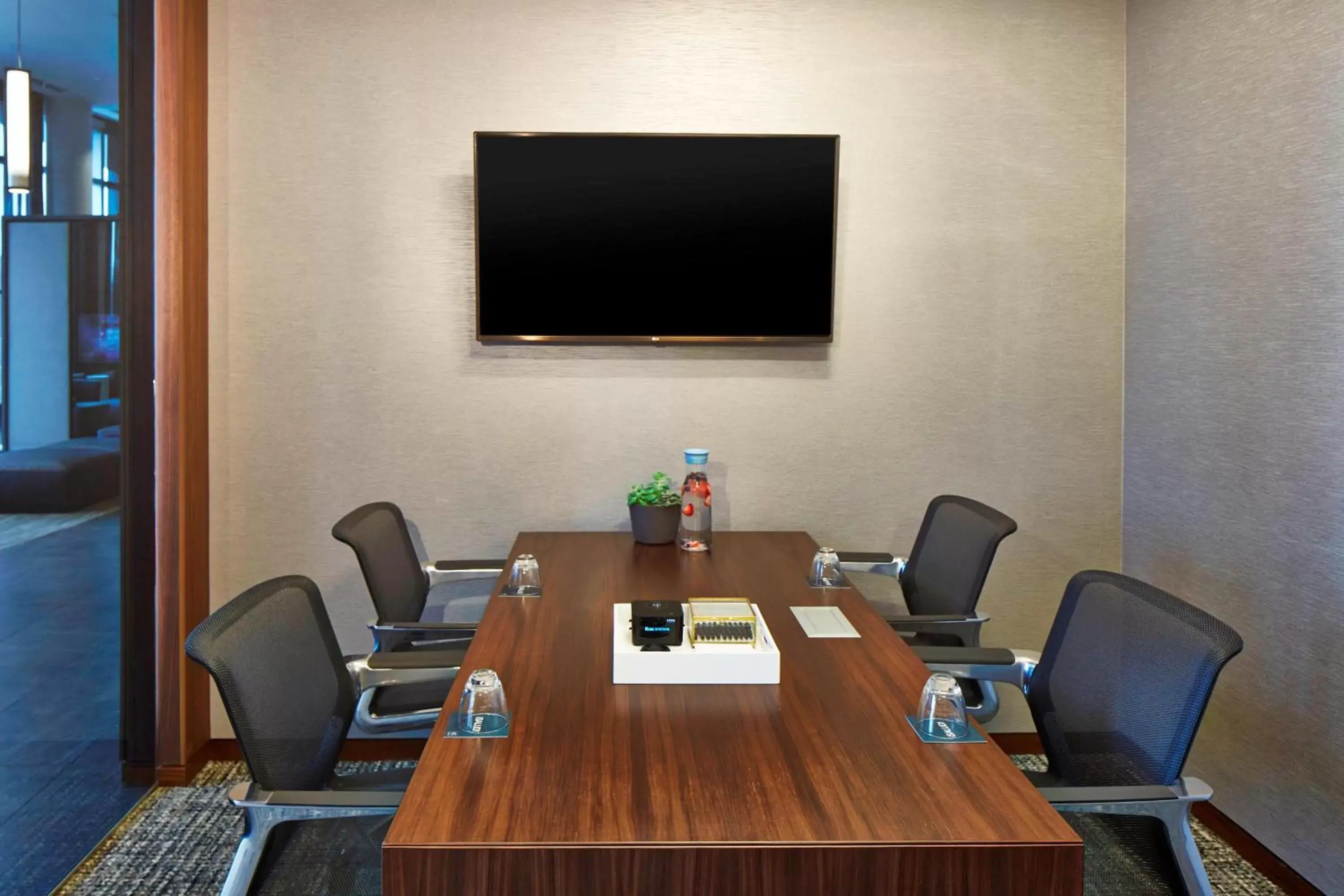 Meeting/conference room, TV/Entertainment Center in AC Hotel Columbus Dublin