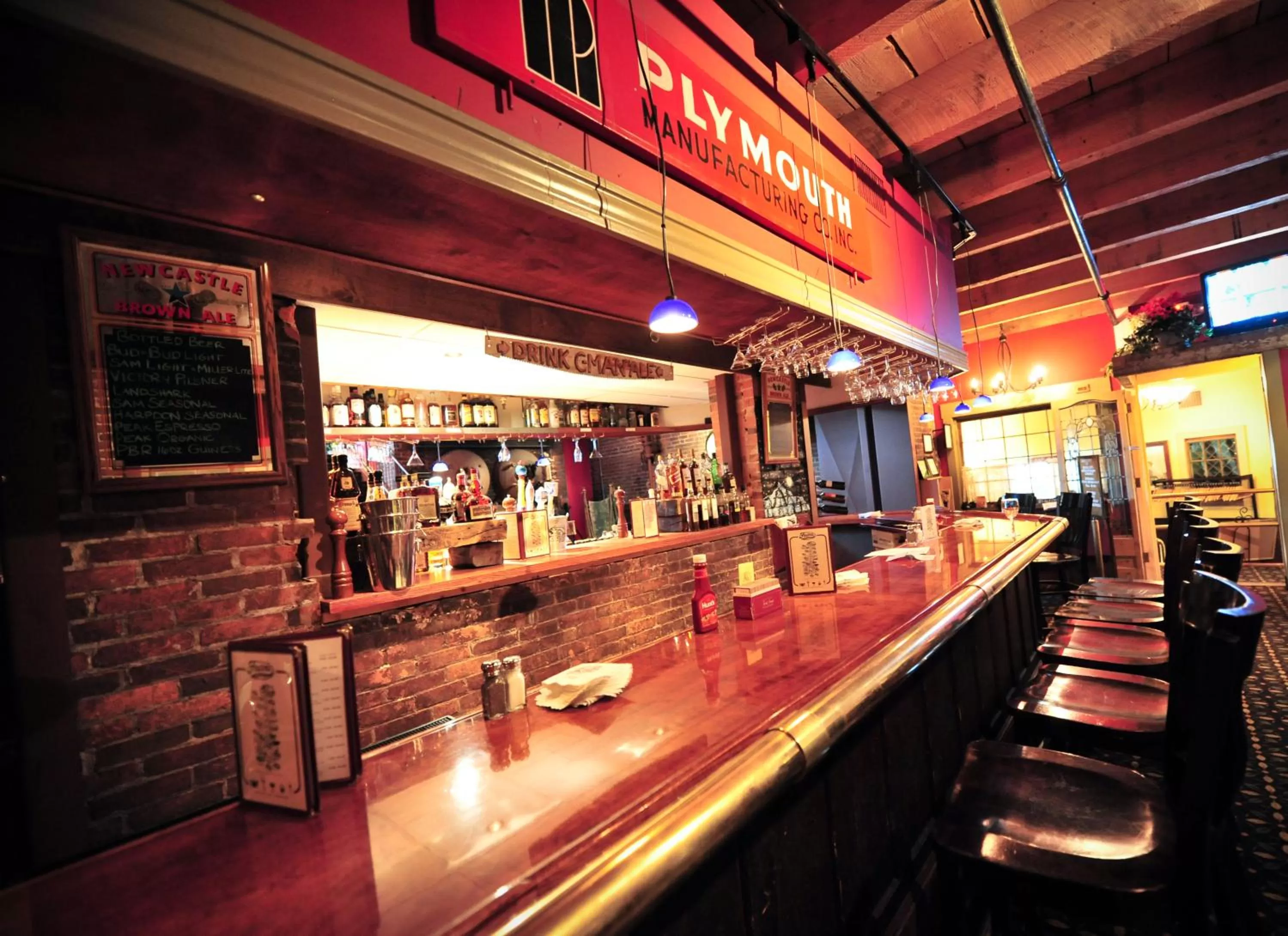 Lounge or bar in The Common Man Inn, Spa & Lodge