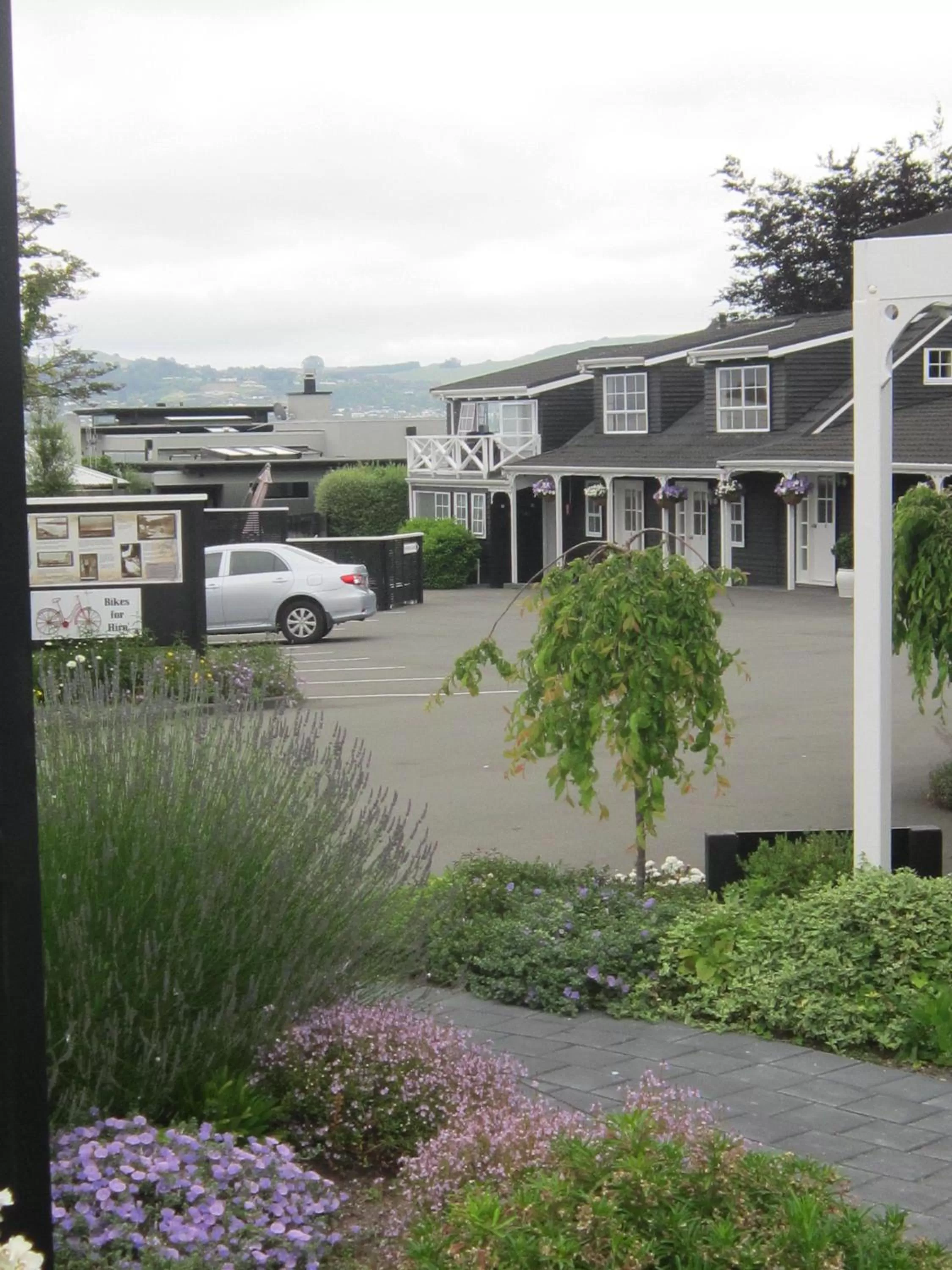 Property building in Cottage Mews Motel