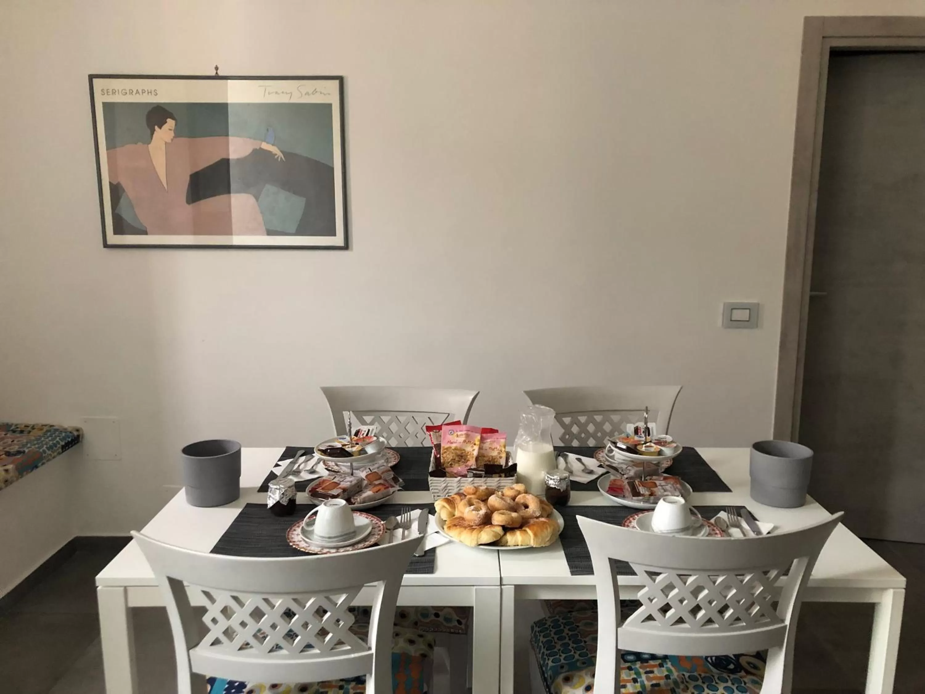 Communal lounge/ TV room, Dining Area in Specchio di Parthenope B&B