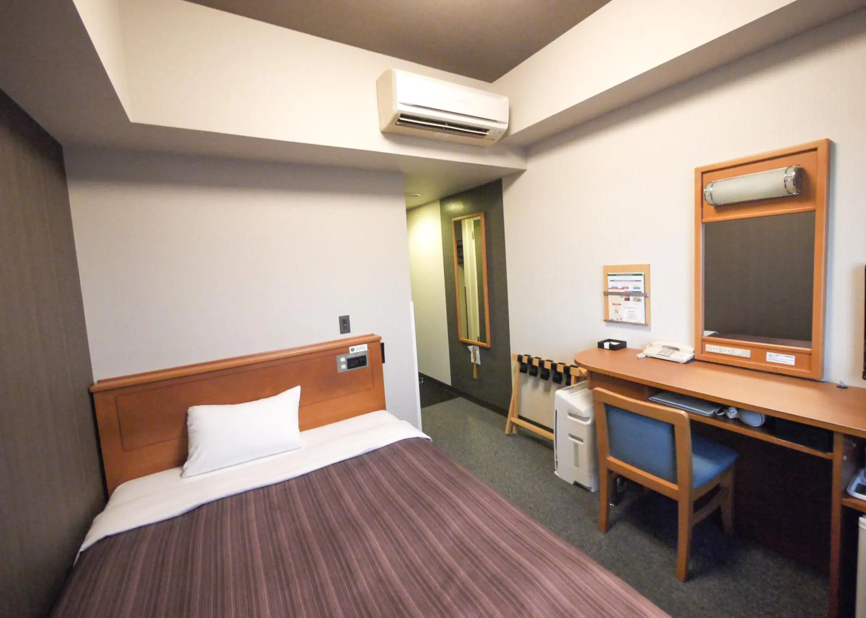 Bed, TV/Entertainment Center in Hotel Route-Inn Omaezaki