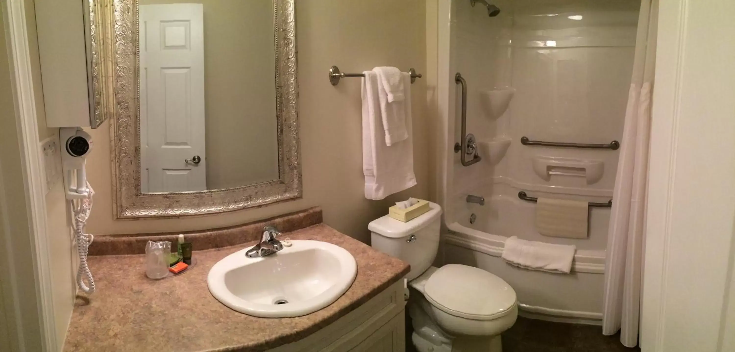 Bathroom in Balsam Suites Boutique Inn & Residence