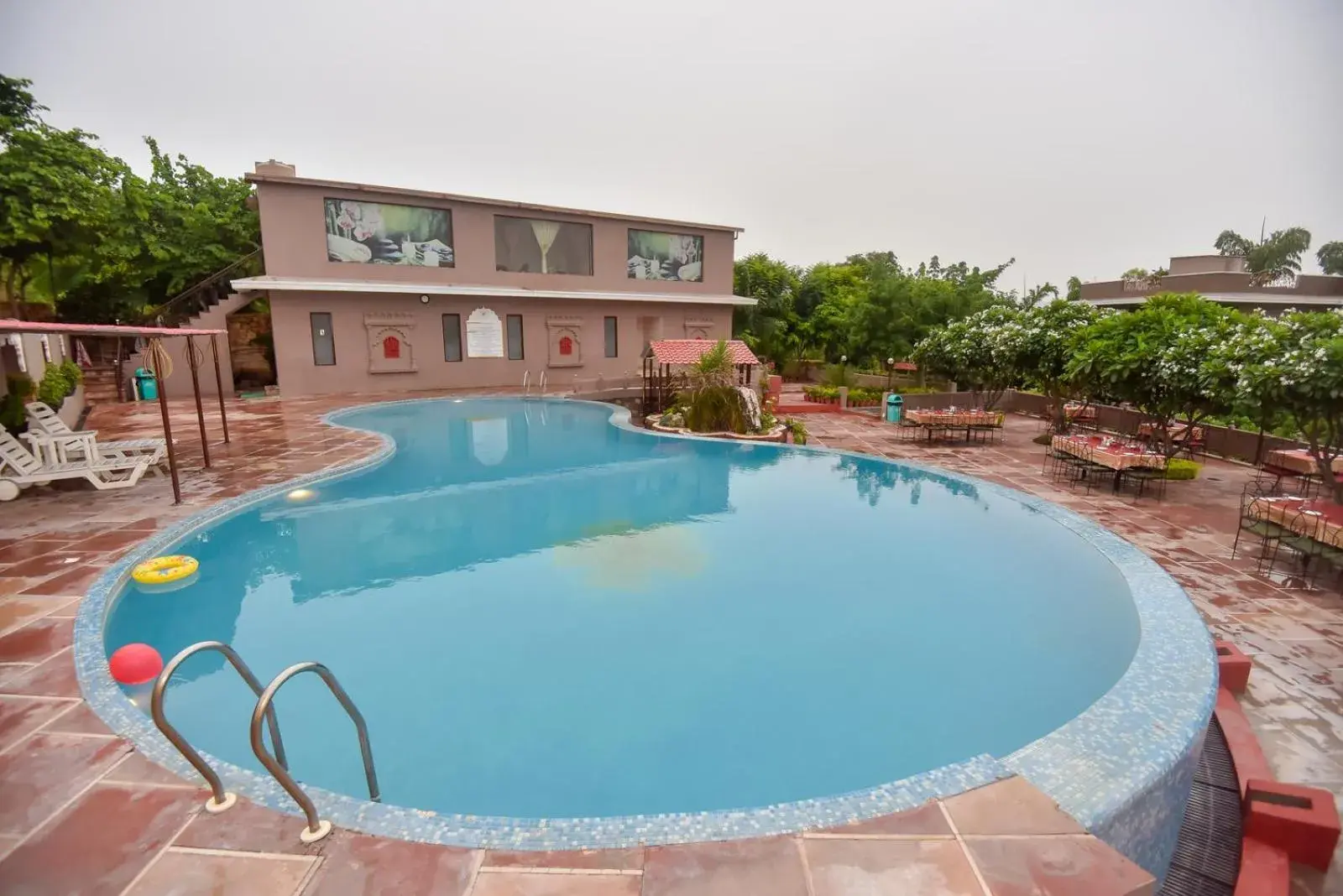 Swimming Pool in Araliayas Resort & Spa