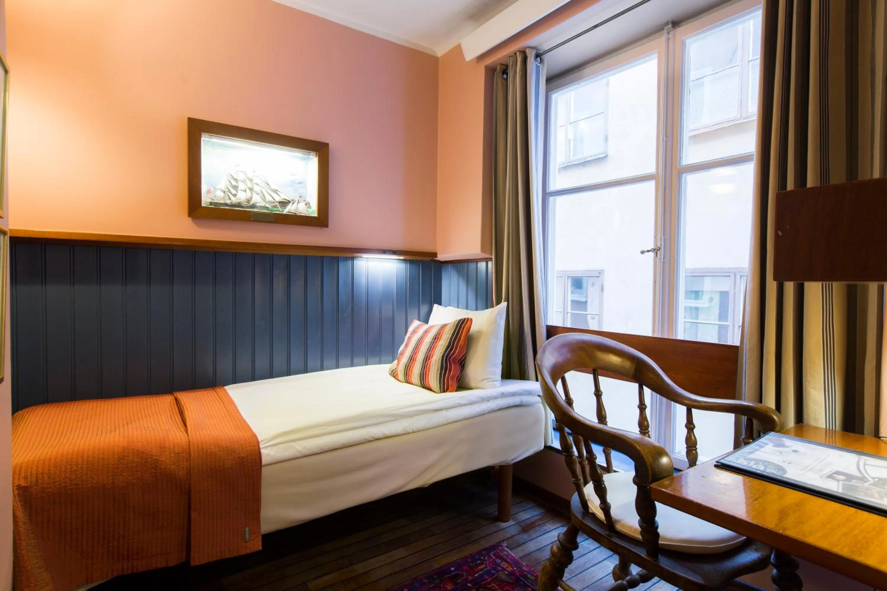 Bedroom, Bed in Lord Nelson Hotel