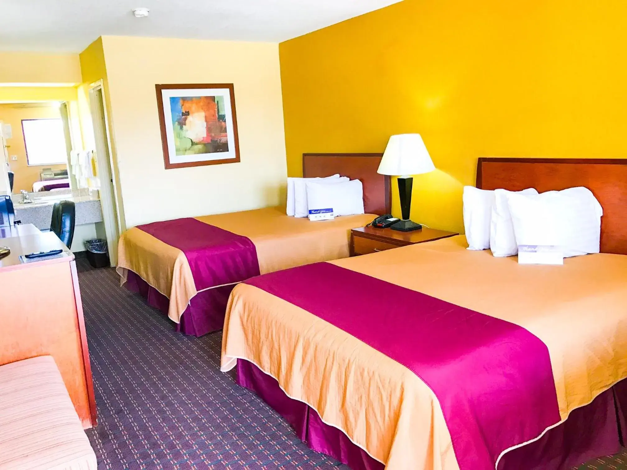 Bedroom, Bed in Americas Best Value Inn Yukon
