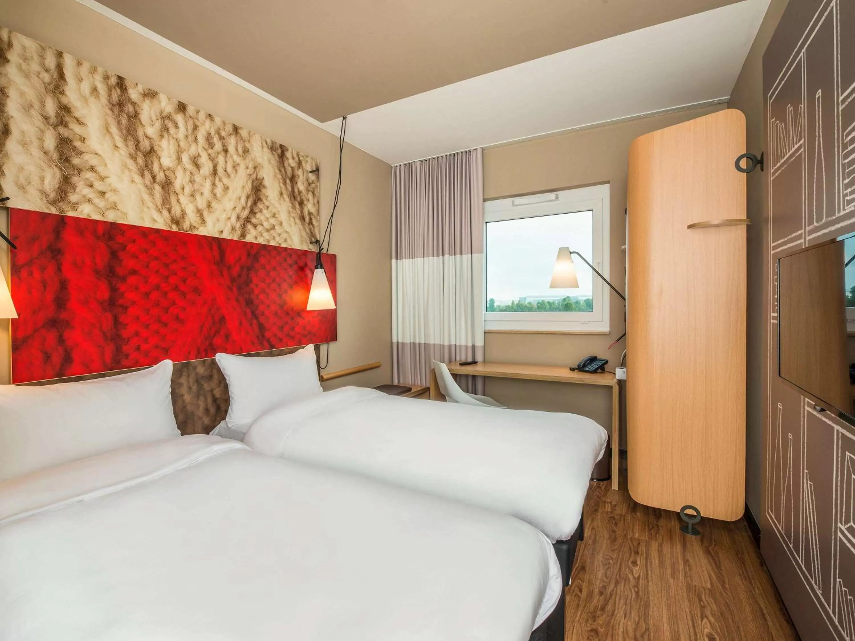 Photo of the whole room, Bed in Ibis München Airport Süd
