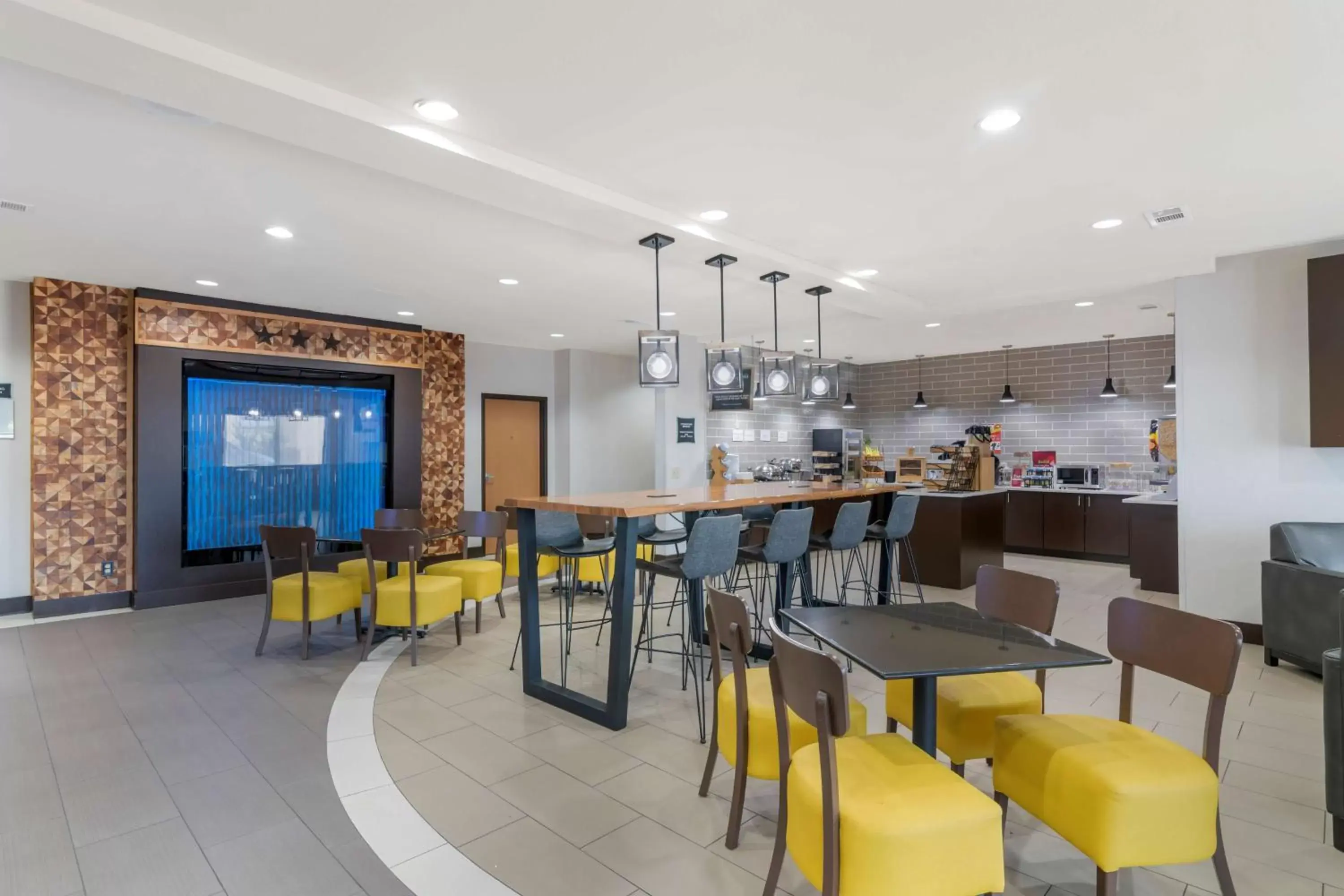 Breakfast in Best Western Plus Denton Inn & Suites Breakfast in Best Western Plus Denton Inn & Suites