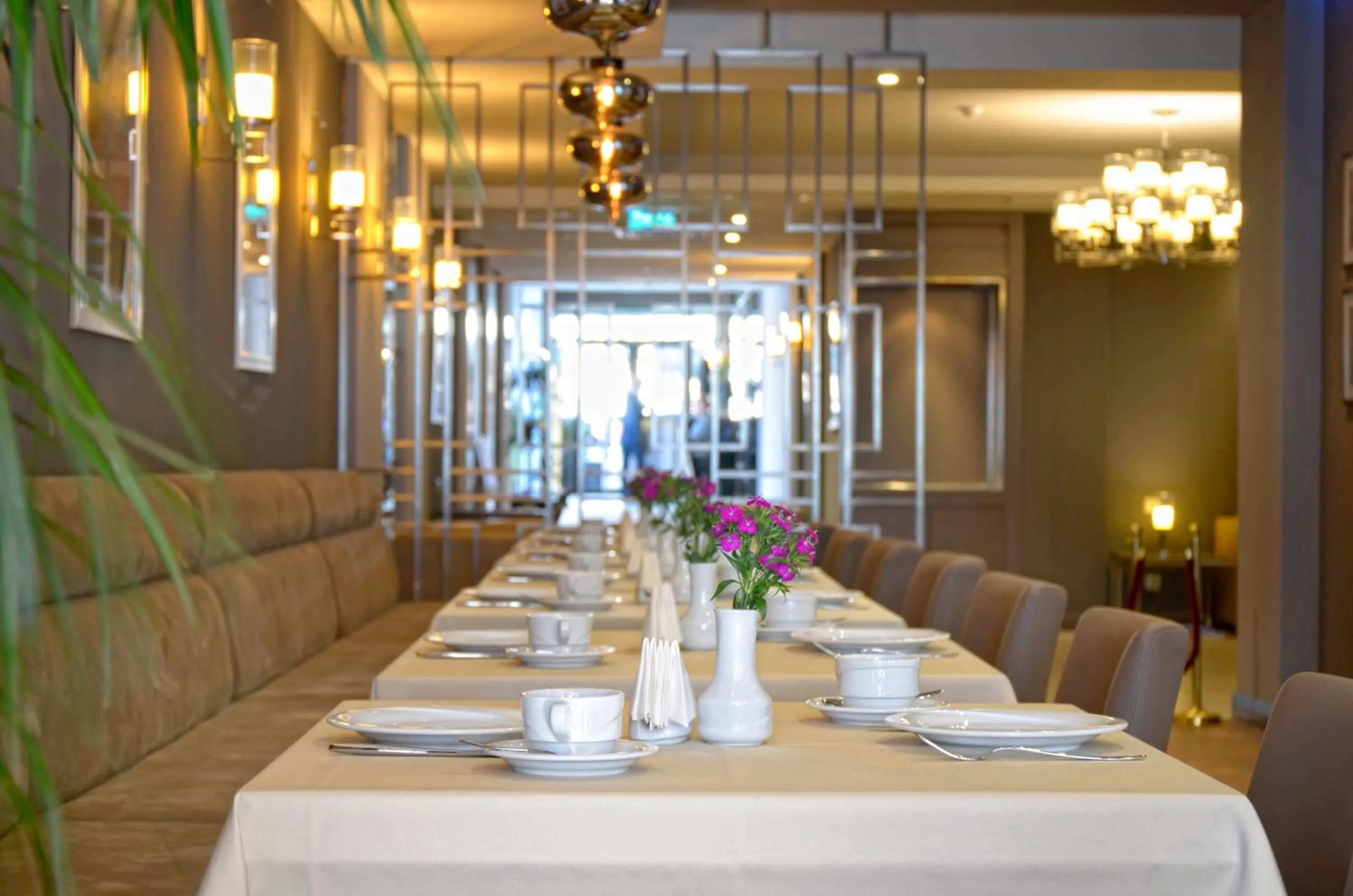 Lounge or bar in City Avenue Hotel