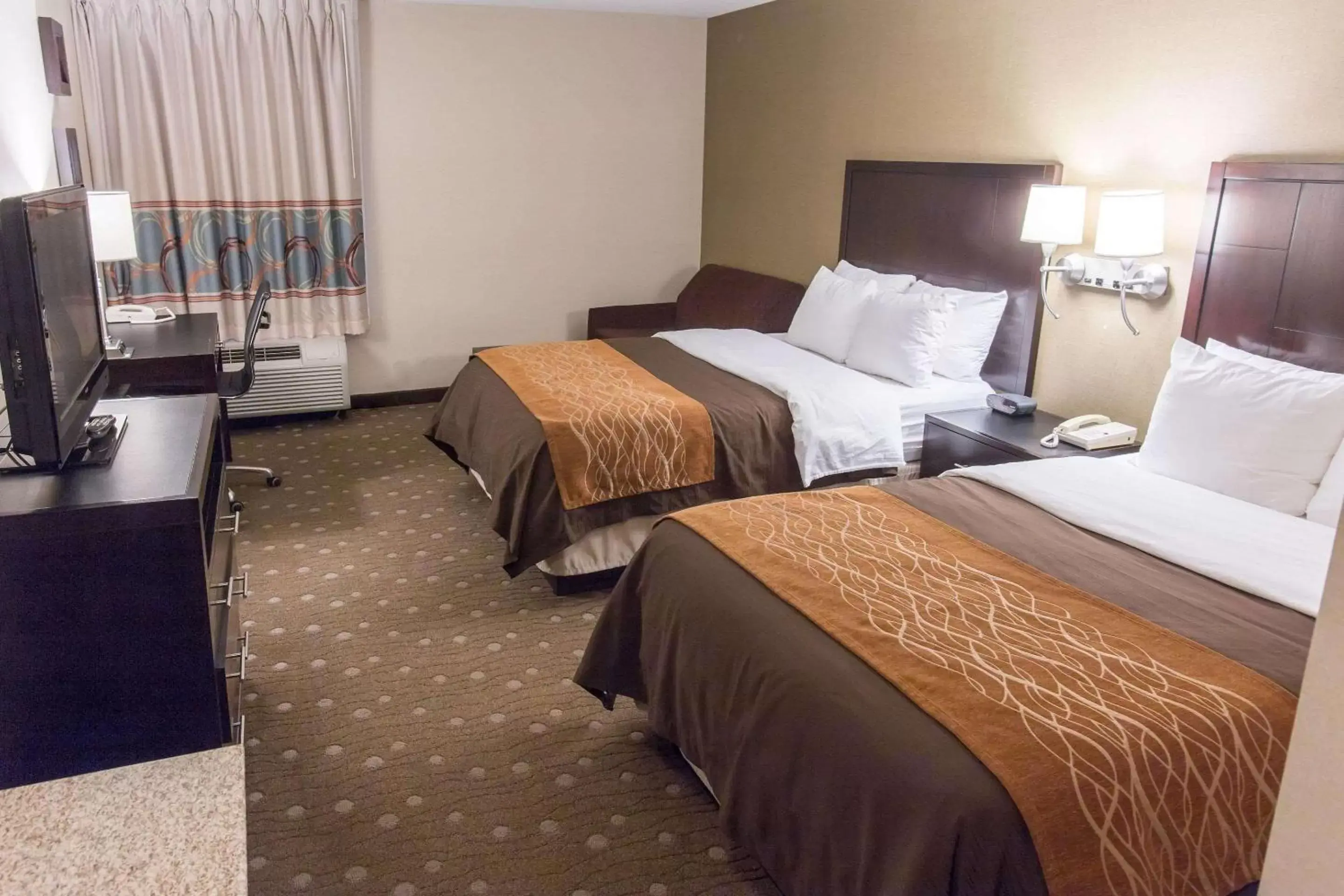 Photo of the whole room, Bed in Comfort Inn Pittsburgh