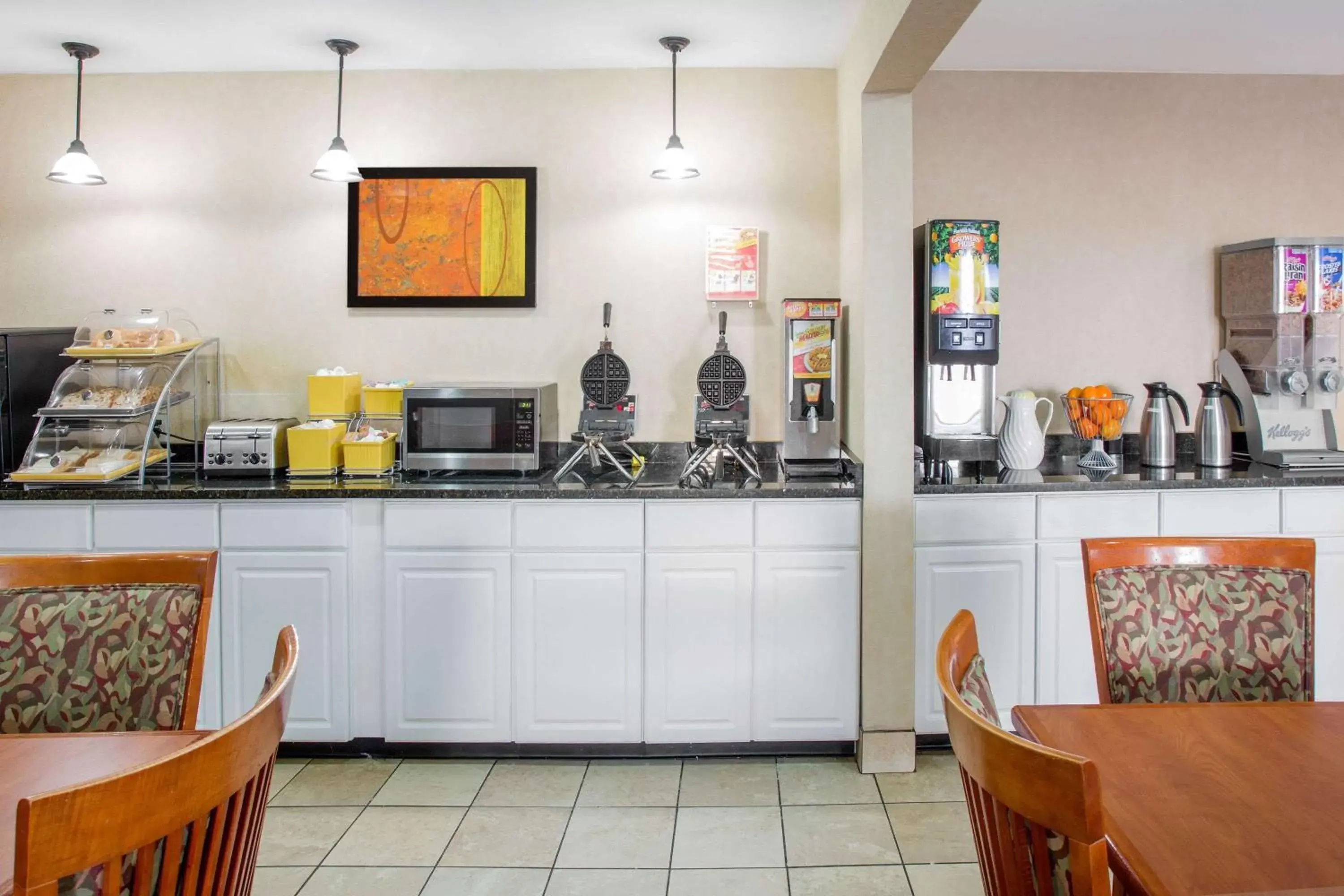 Restaurant/places to eat, Kitchen/Kitchenette in Days Inn by Wyndham Greenville