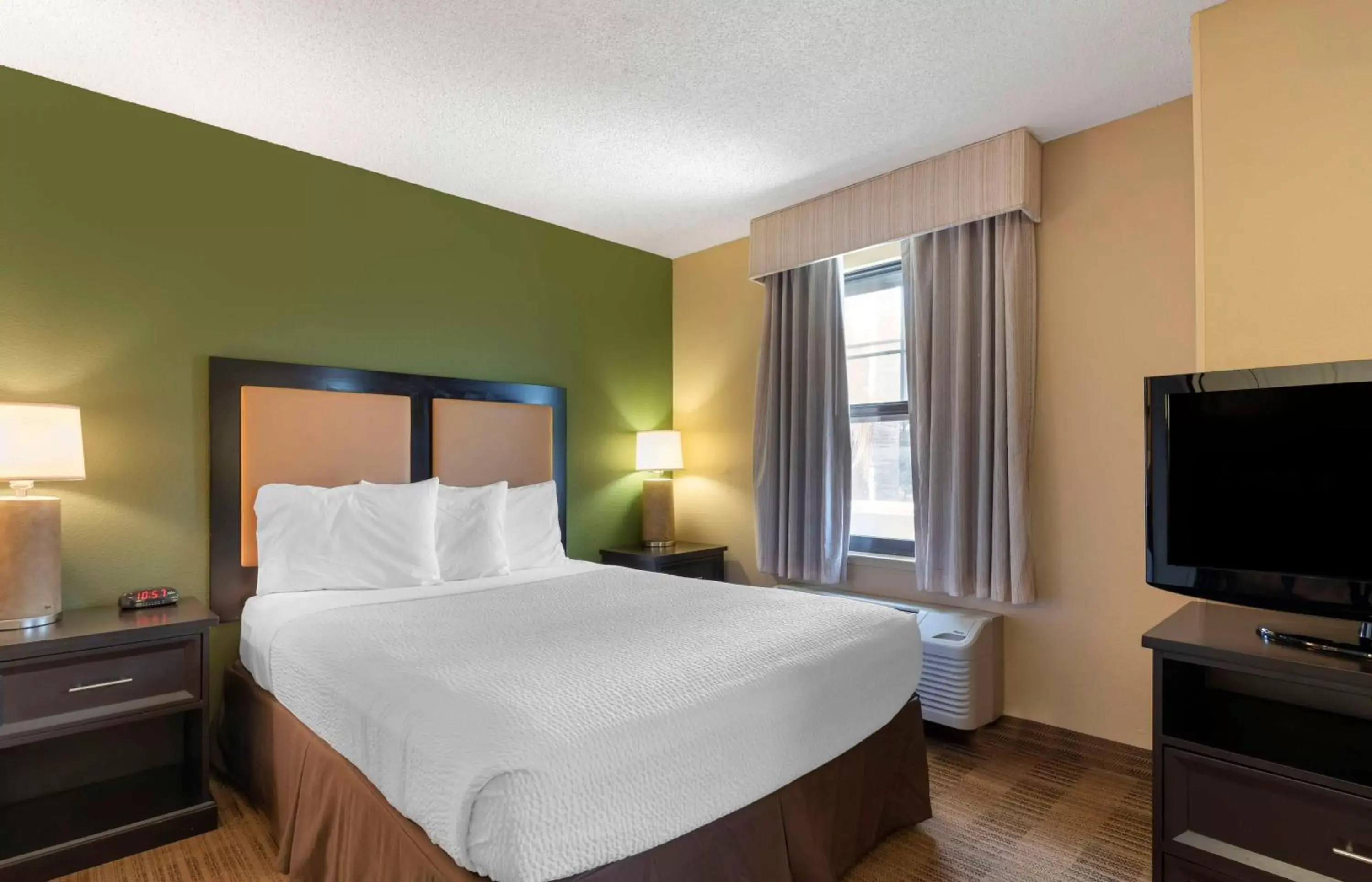 Bedroom, Bed in Extended Stay America Suites - Oakland - Alameda Airport