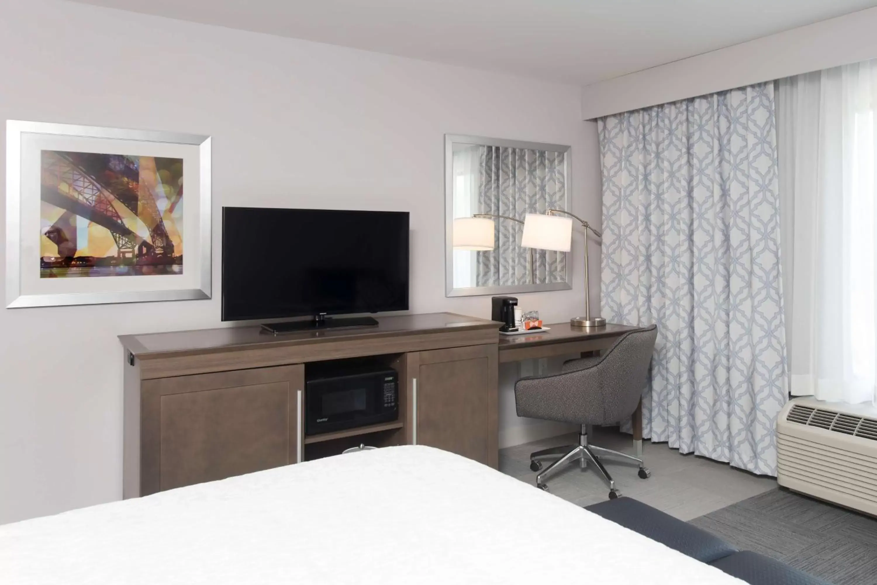 Bedroom, TV/Entertainment Center in Hampton Inn and Suites Michigan City