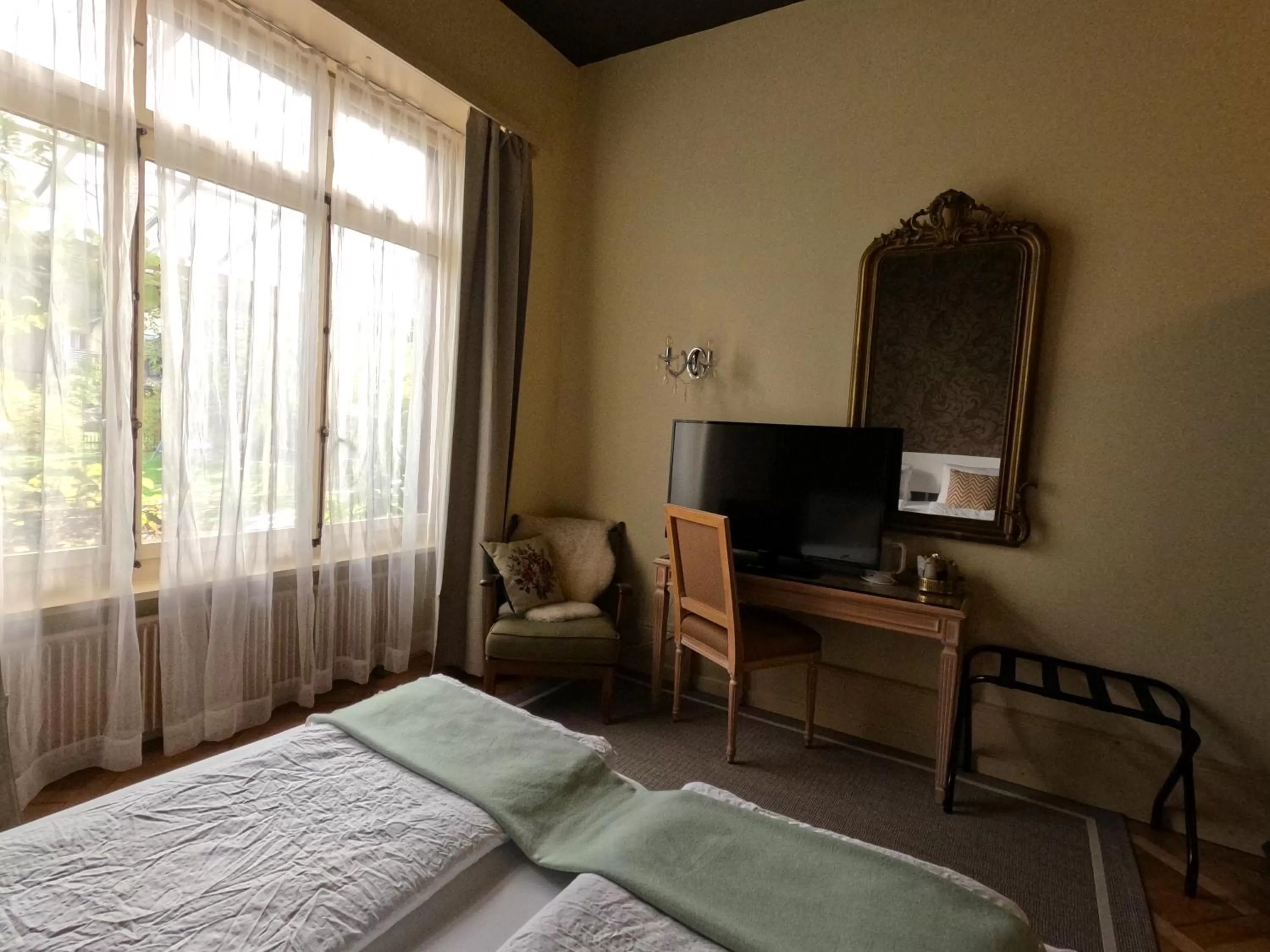 Bed in Alpenrose Hotel and Gardens